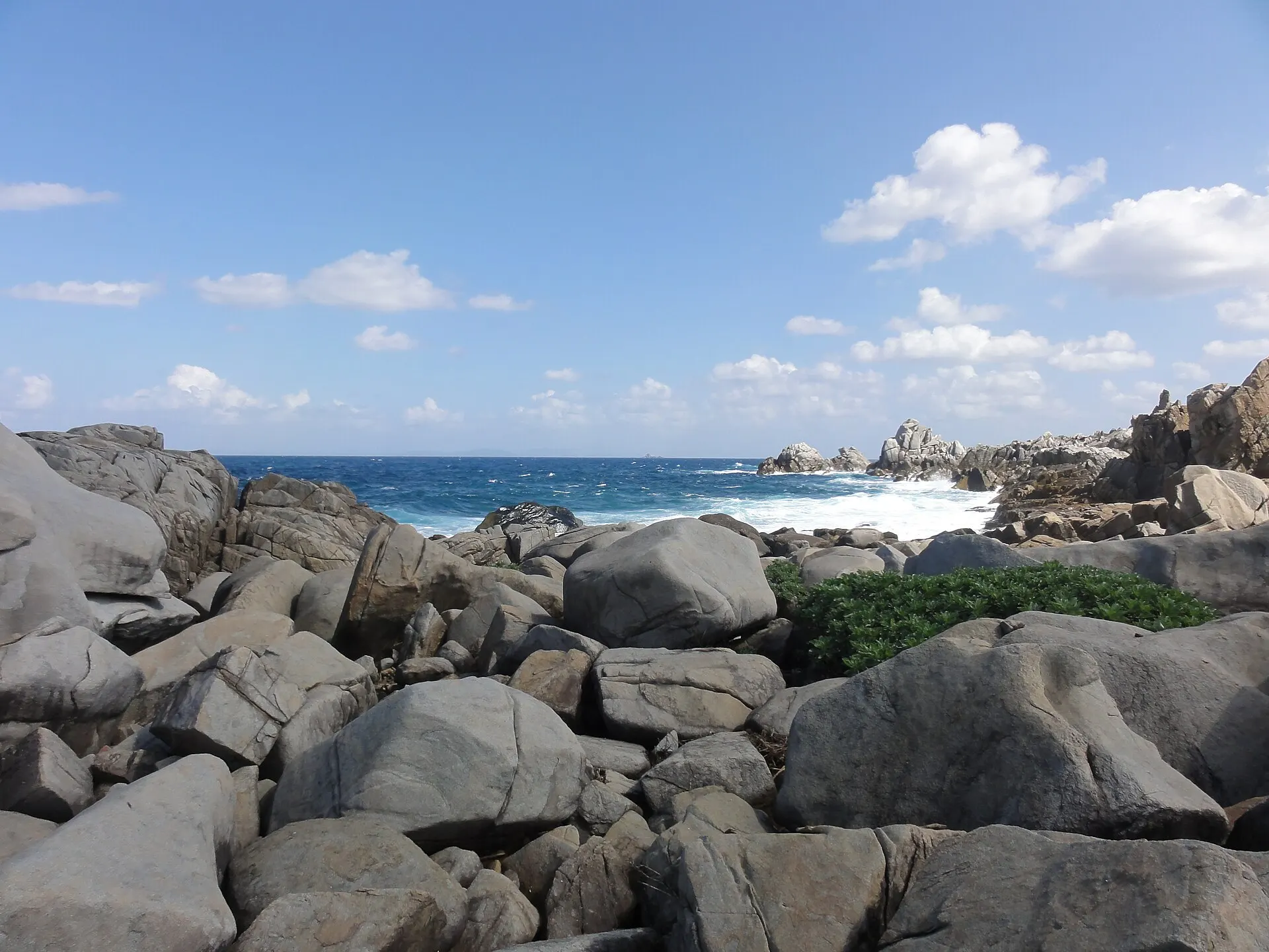 岩が連なる奄美大島の海岸