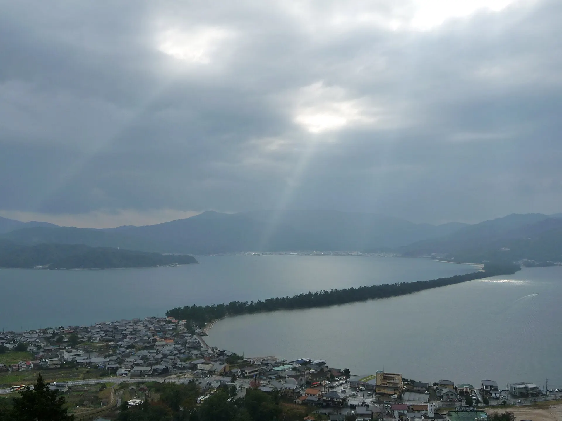雲間から光が差す天橋立