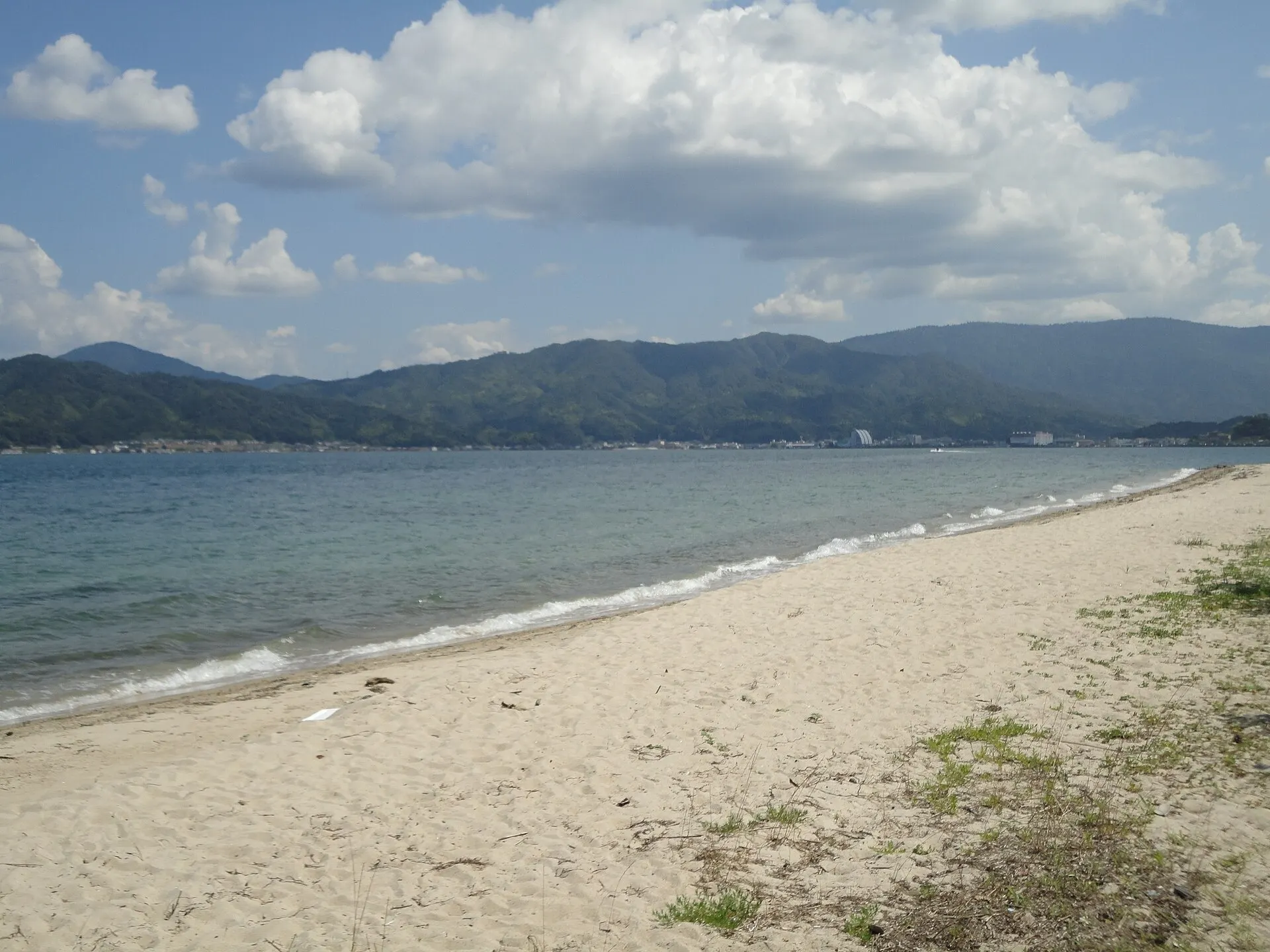 天橋立の白い砂浜と穏やかな海