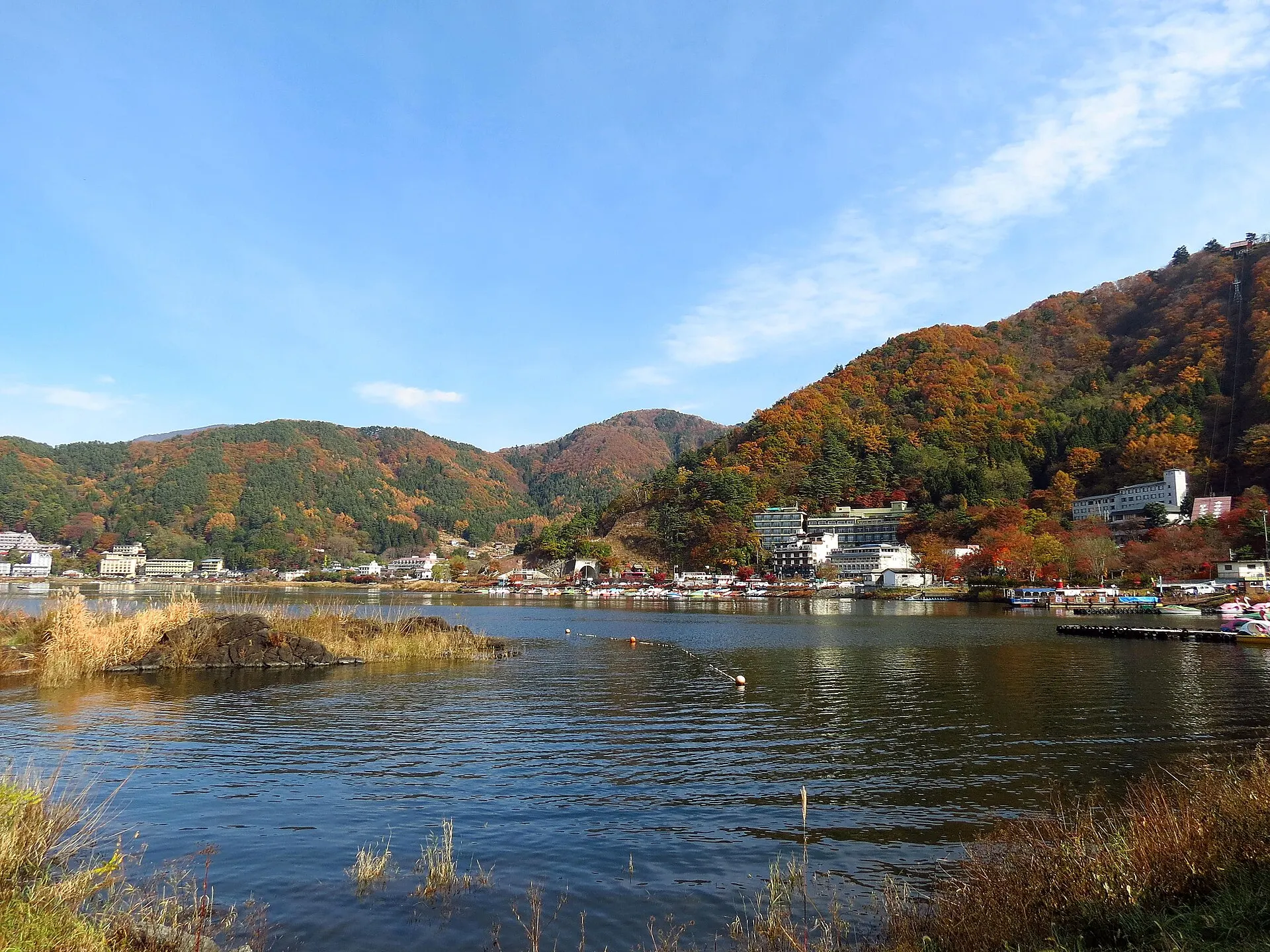 紅葉の山に囲まれた河口湖