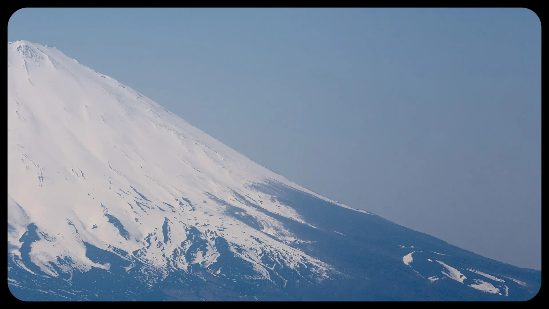 雪をまとった富士山の山肌のクローズアップ