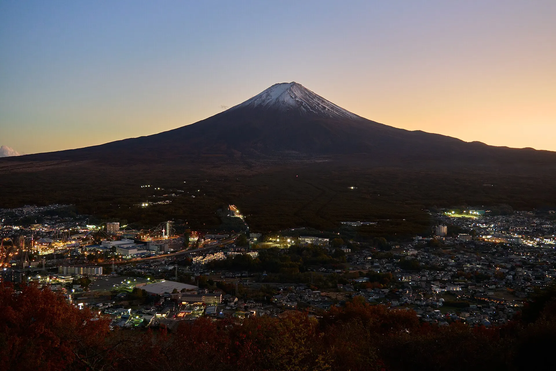 夕暮れの空に浮かぶ富士山のシルエット