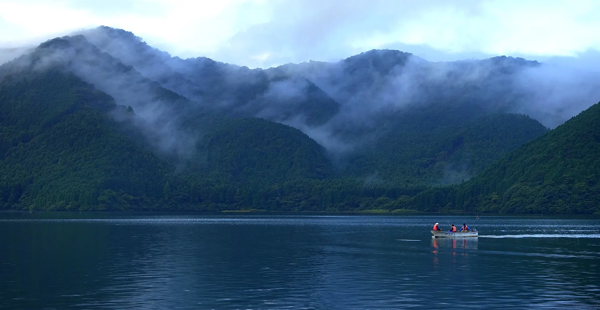 霧がかかる山と芦ノ湖