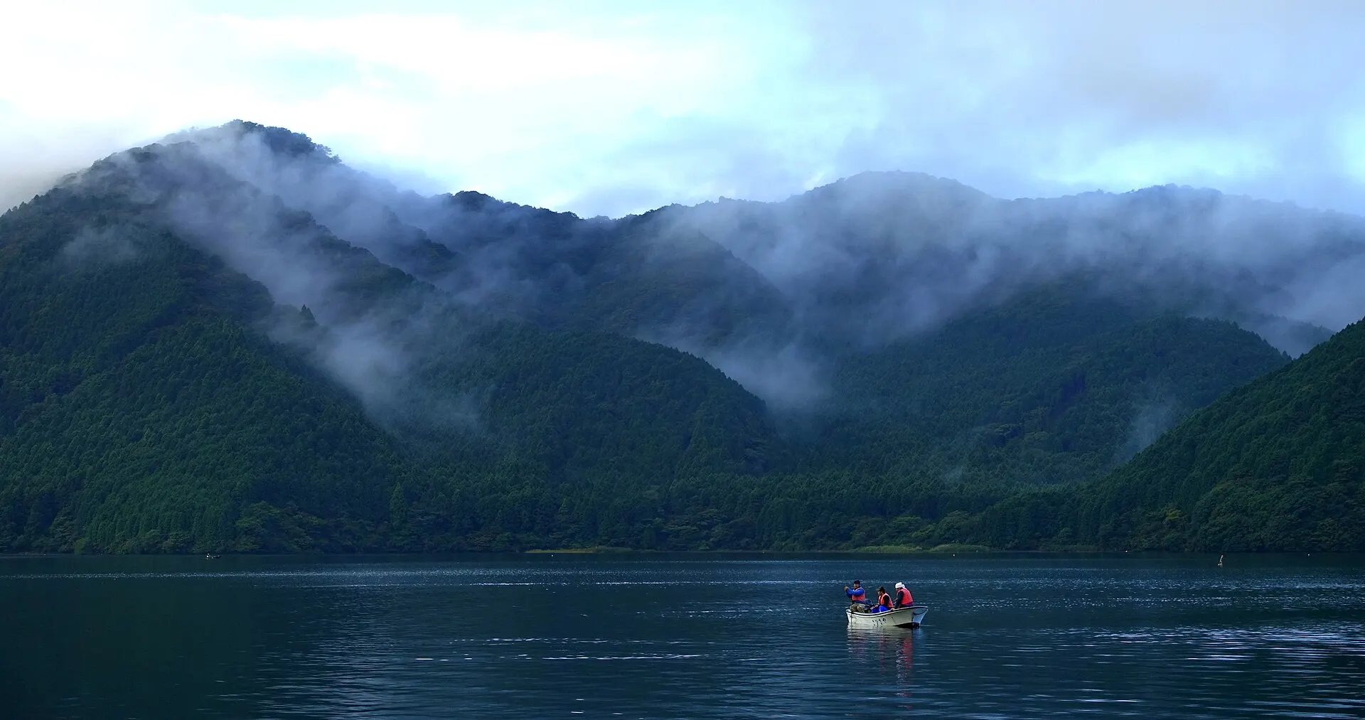 雲がたなびく山と芦ノ湖の水面