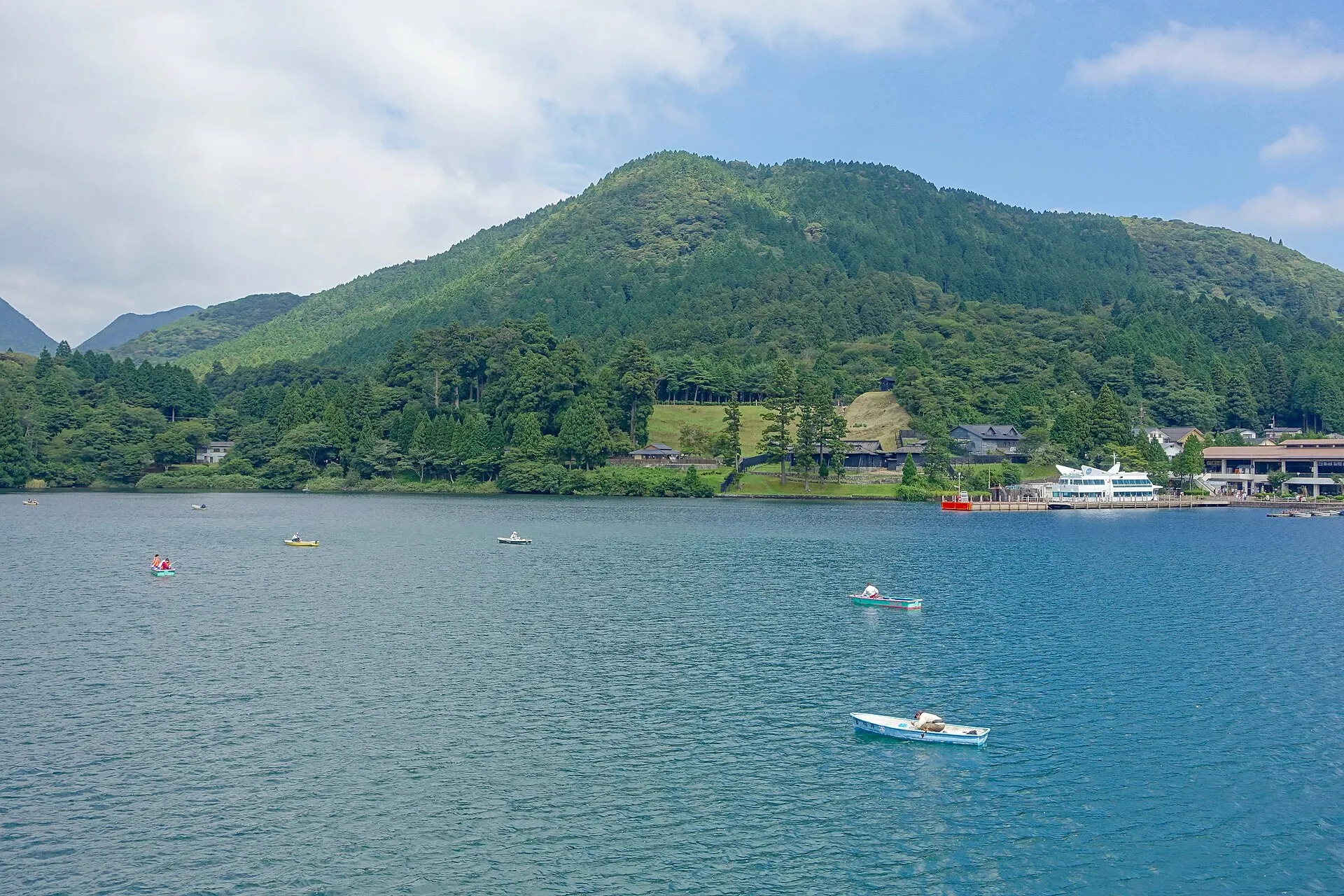 緑の山と芦ノ湖の湖畔