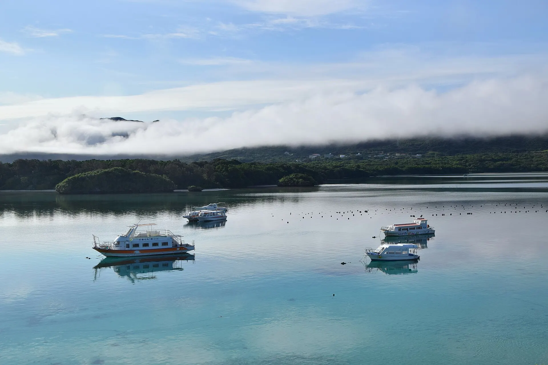雲が低くかかる川平湾と停泊する船