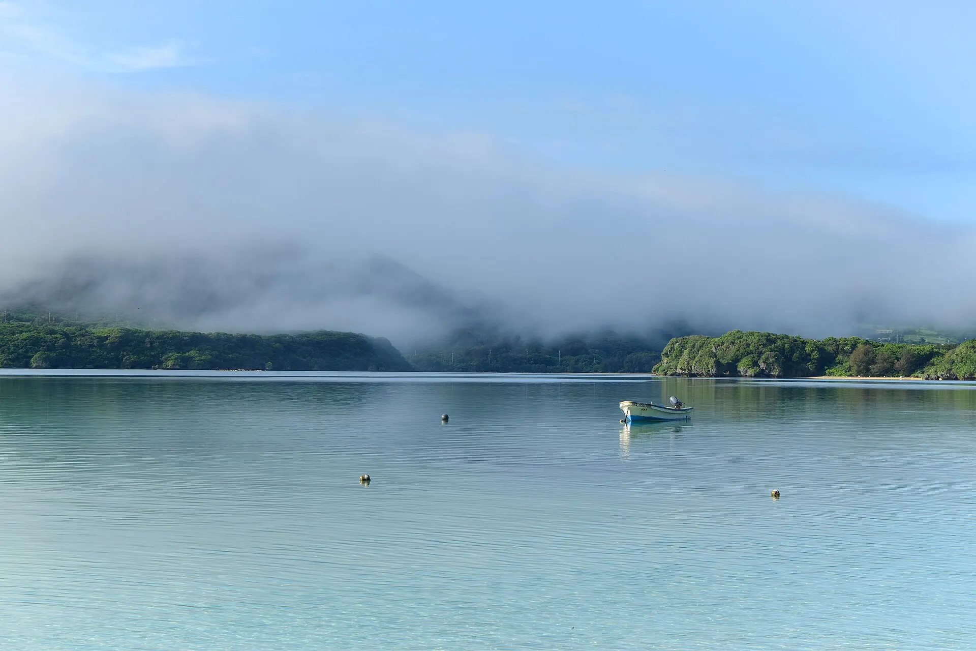 霧がかかった朝の川平湾