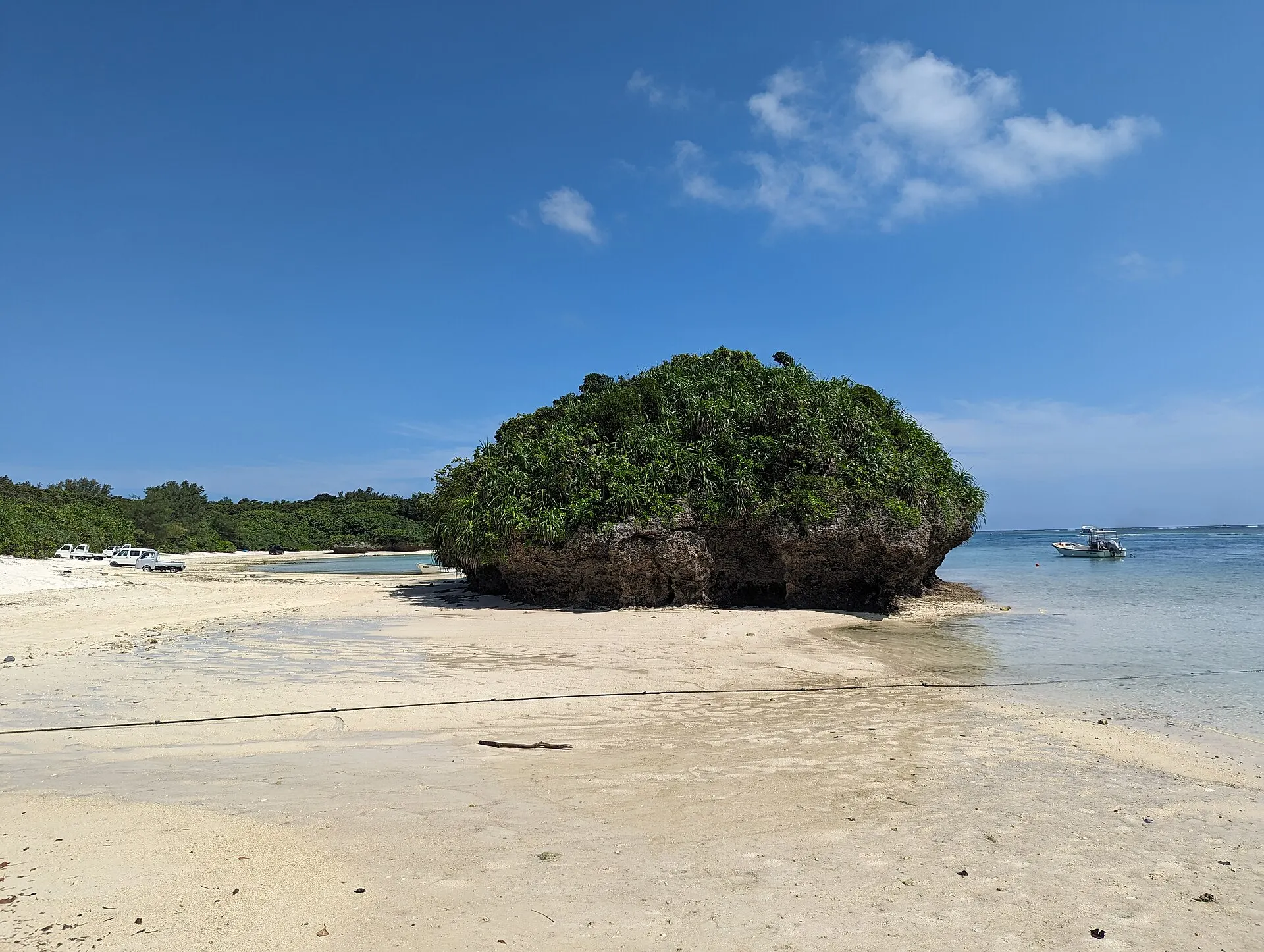 白砂の浜と緑の岩の小島