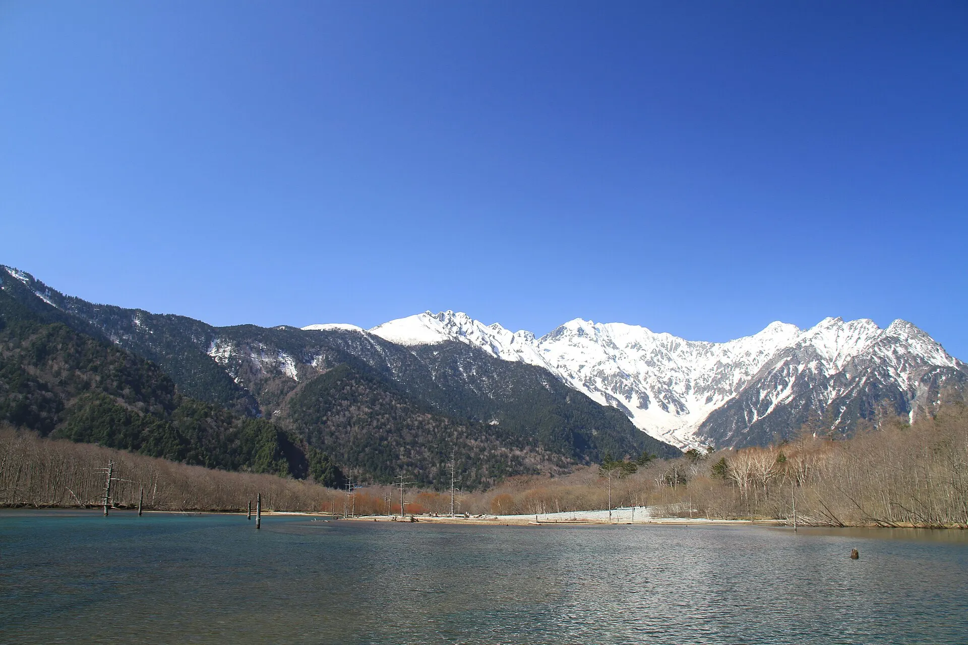 雪を頂いた穂高連峰と大正池