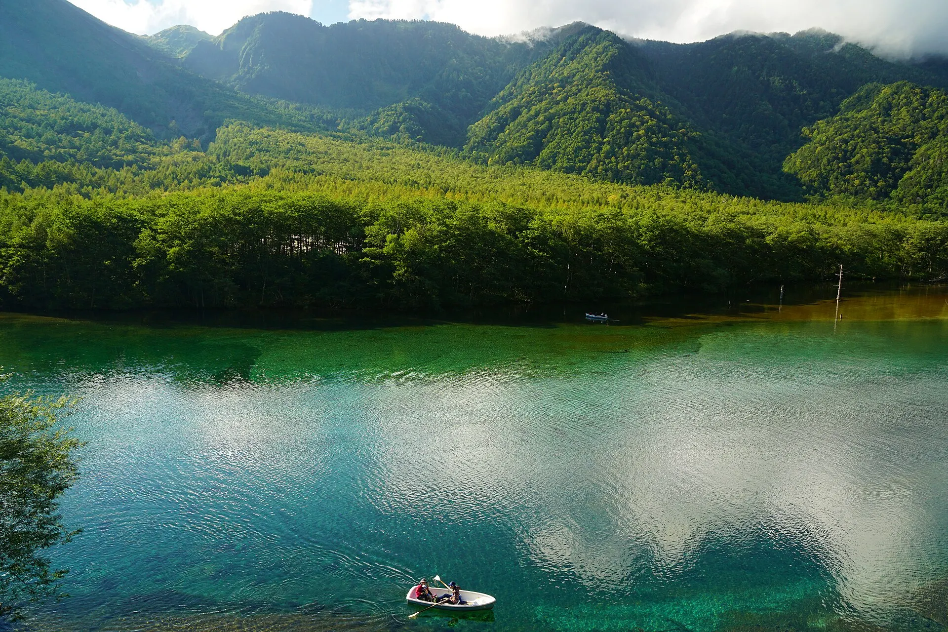 エメラルド色の水をたたえた大正池
