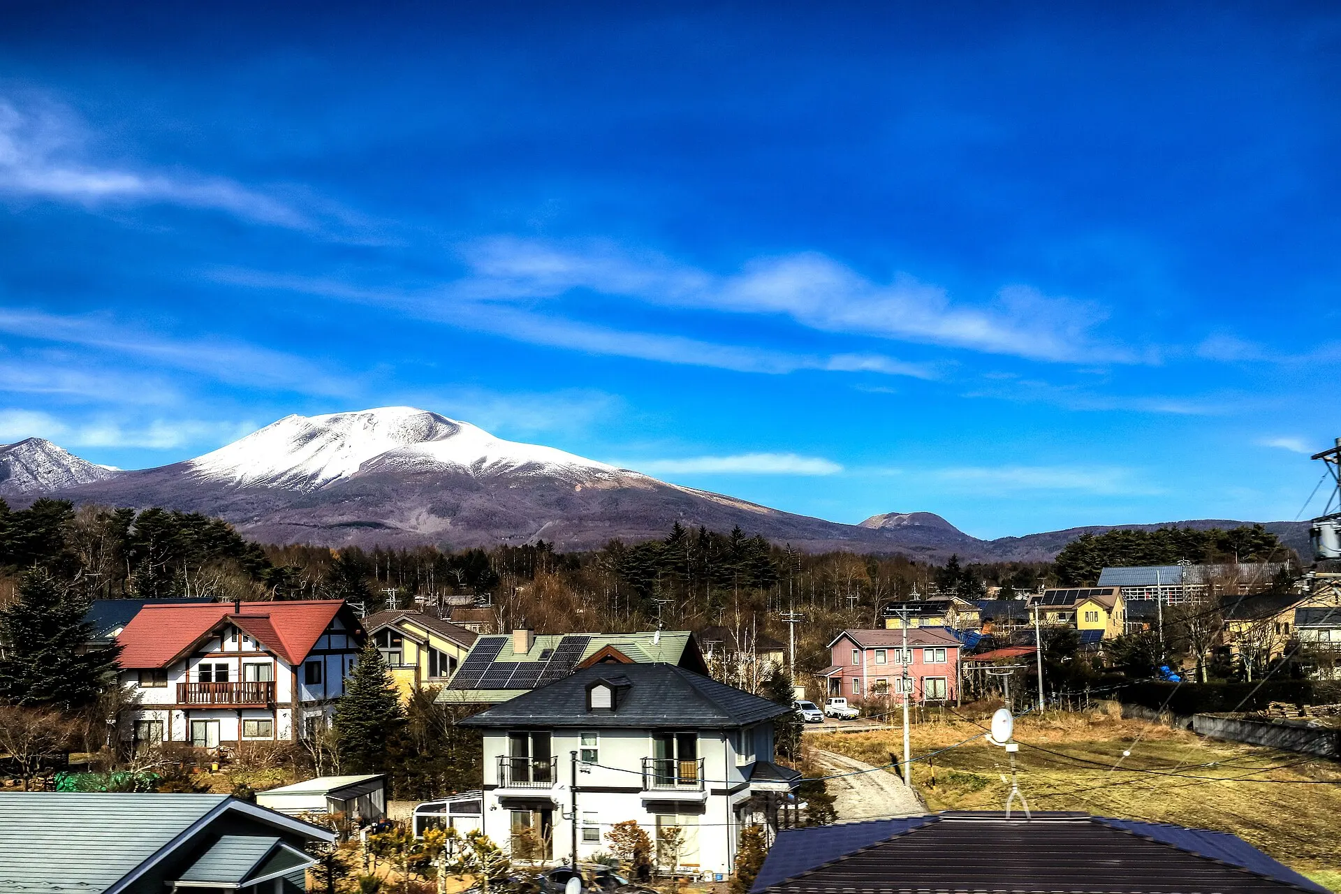軽井沢の町並みの向こうに雪をかぶった浅間山