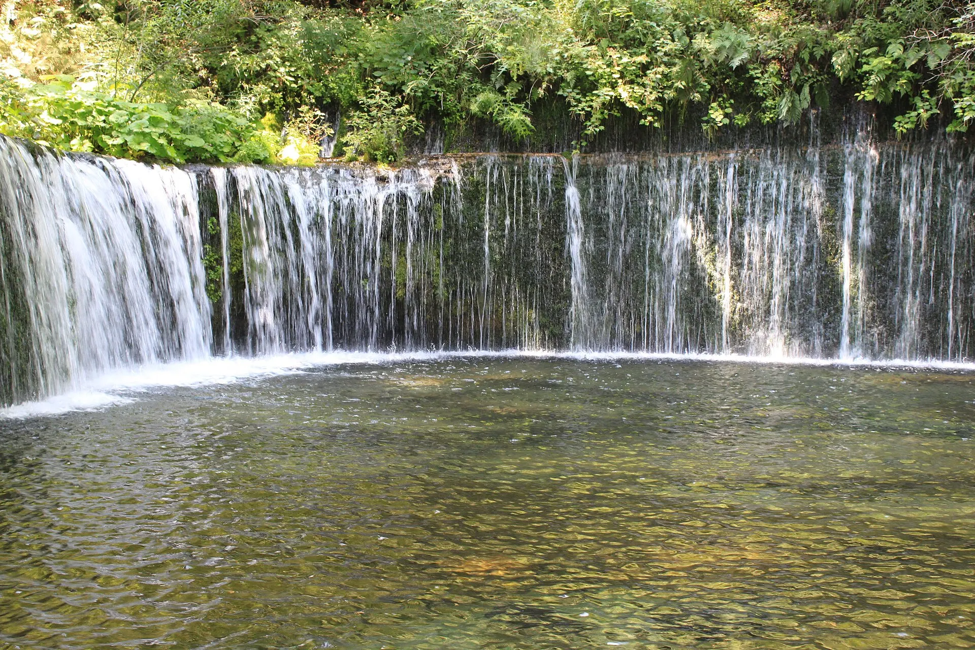 岩肌から幾筋も流れ落ちる白糸の滝