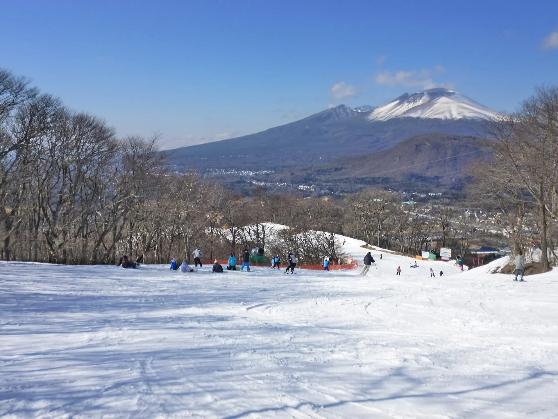 雪原の向こうの浅間山