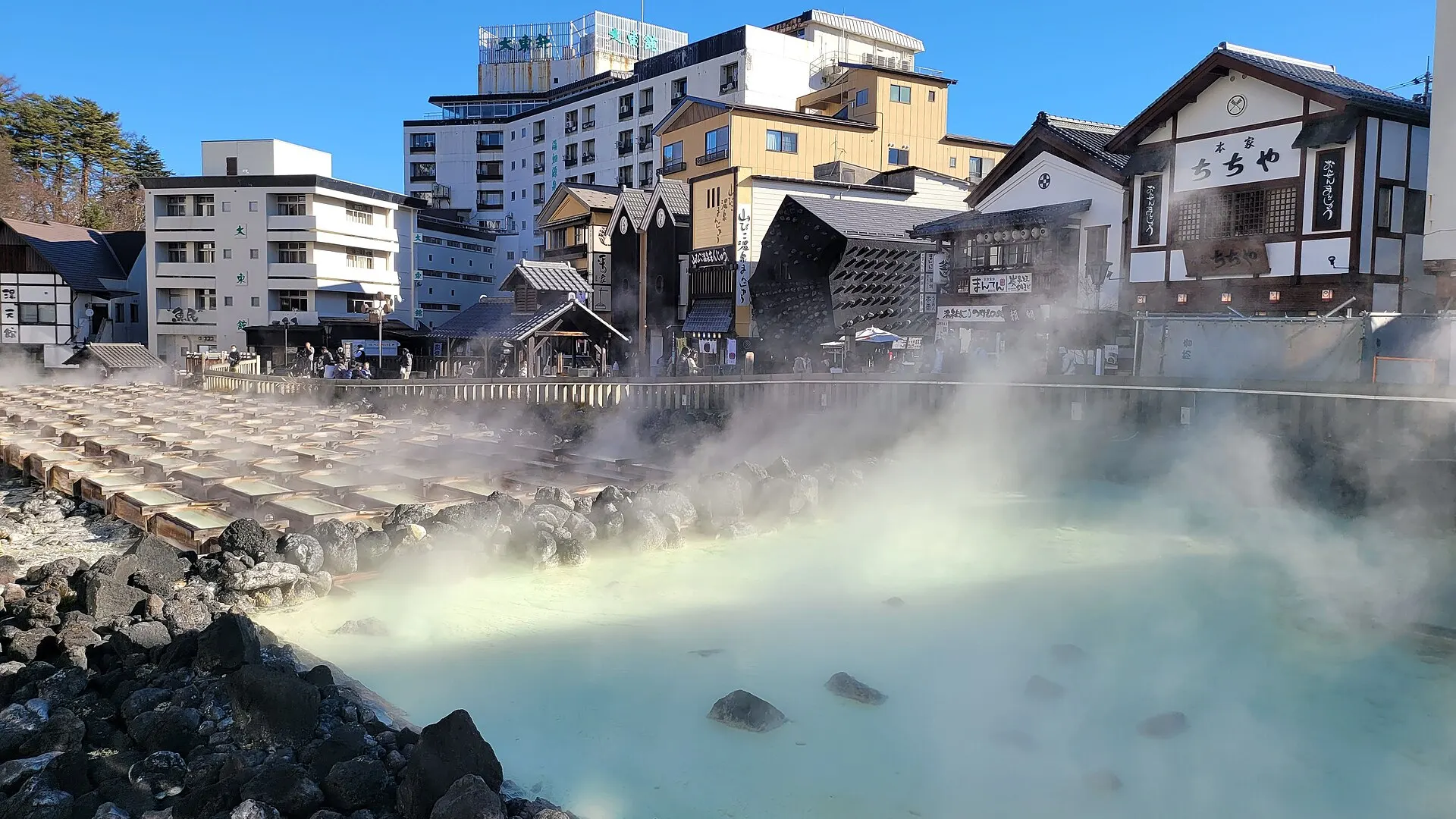 湯けむりに包まれた草津温泉の湯畑