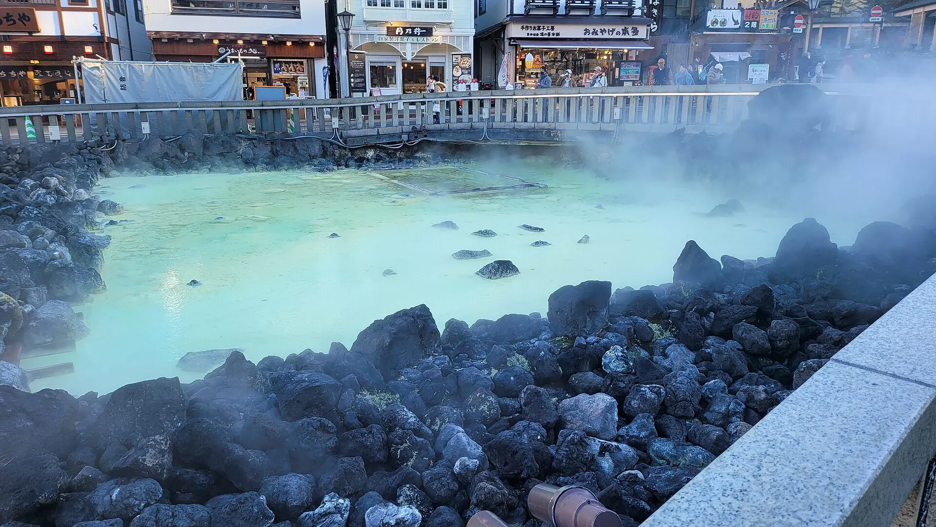 エメラルド色の湯が流れる湯畑