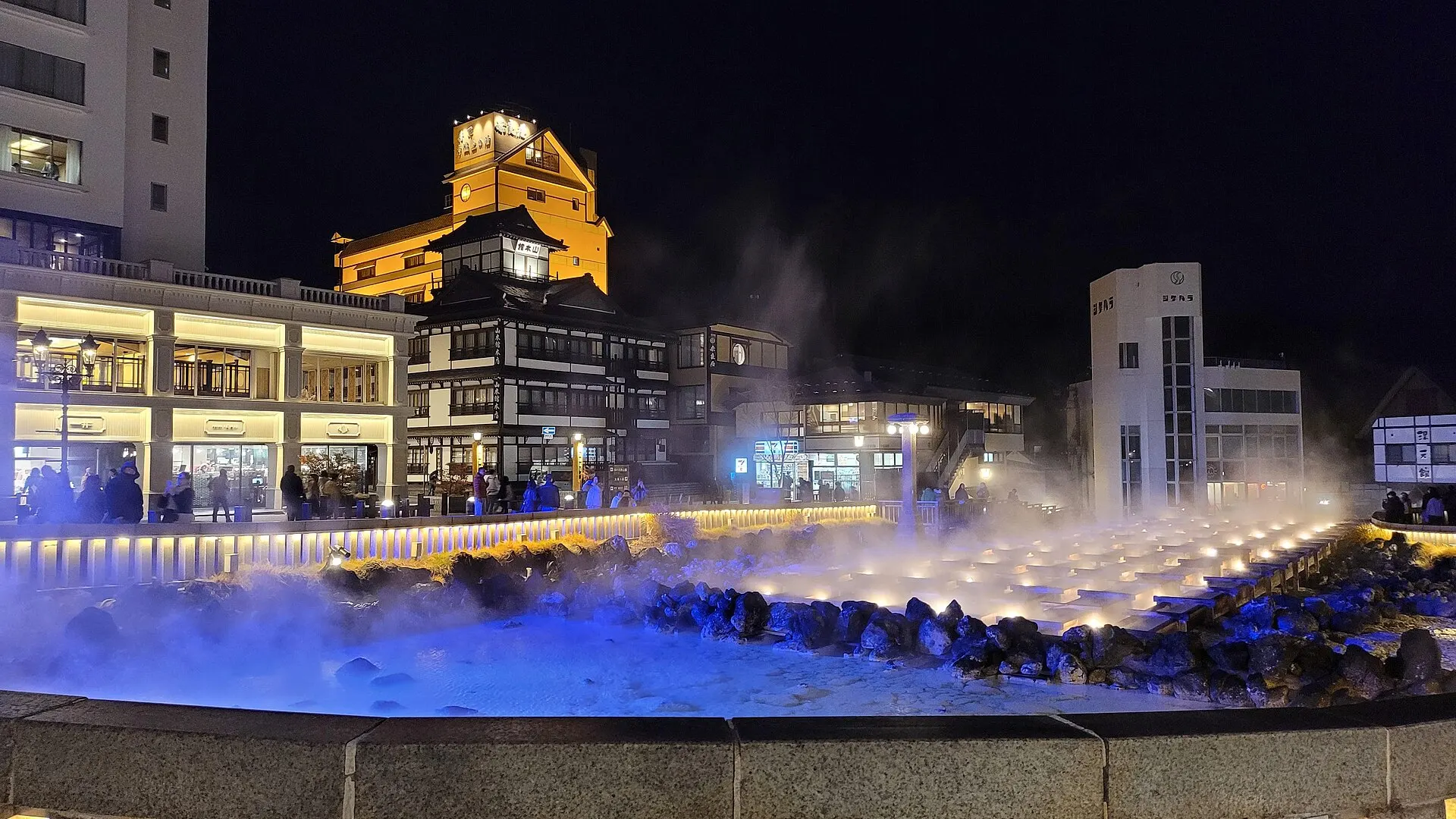 夜のライトアップに浮かぶ湯畑と湯けむり