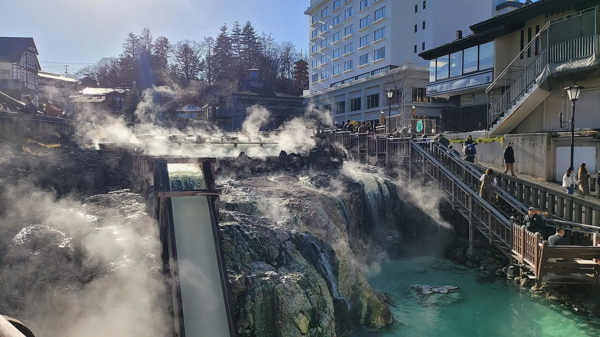 湯けむりの中を流れ落ちる湯滝