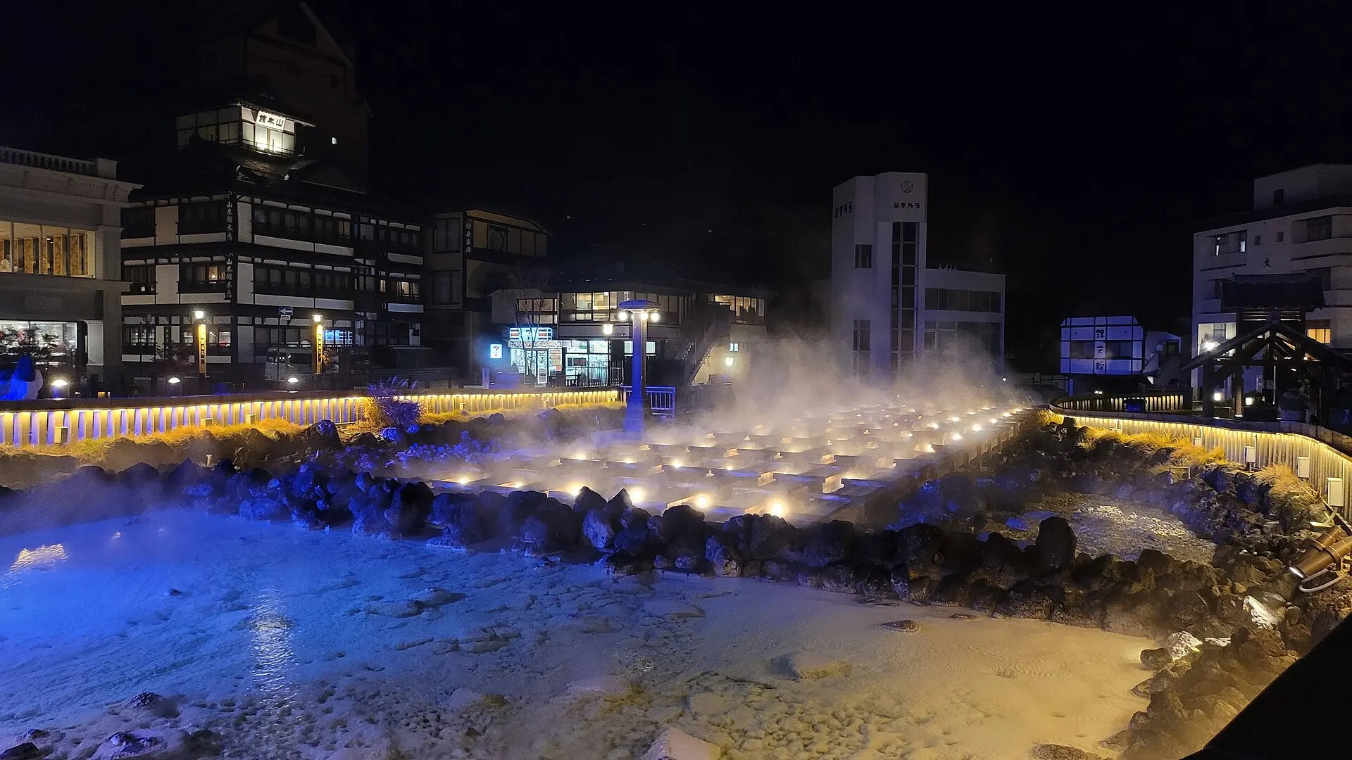 夜の湯畑に立ちのぼる湯けむり