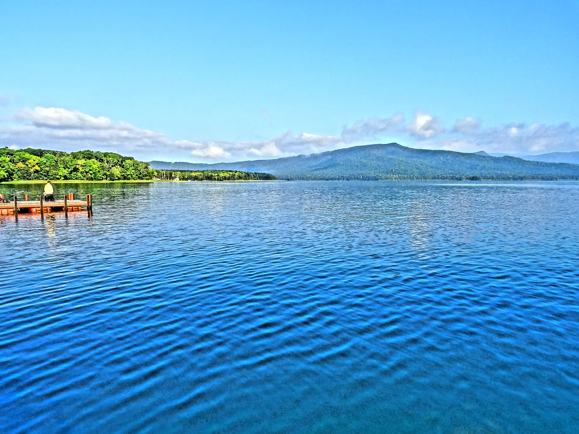 晴れた日の阿寒湖の湖面