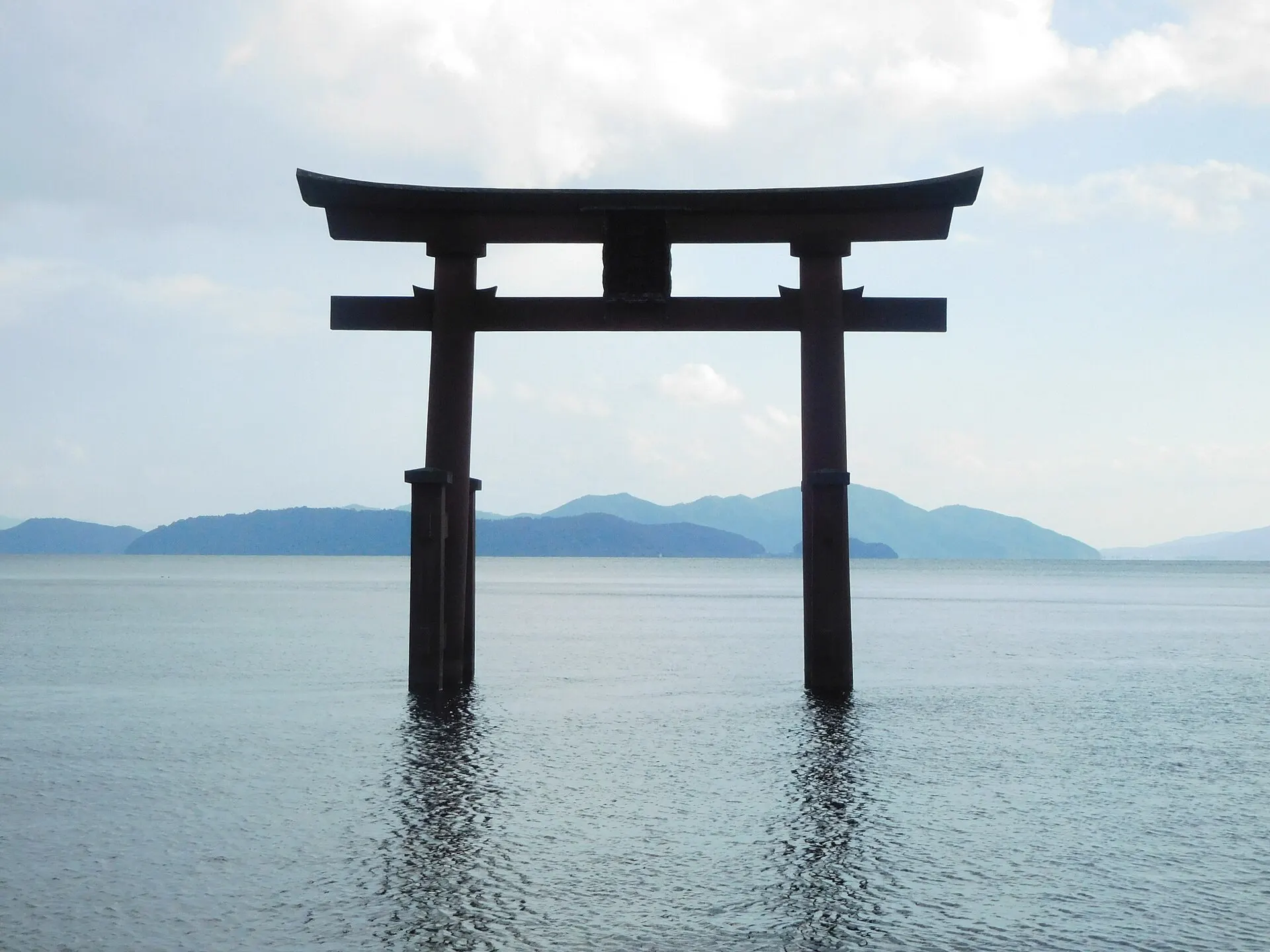 対岸の山並みを背にした湖中の鳥居