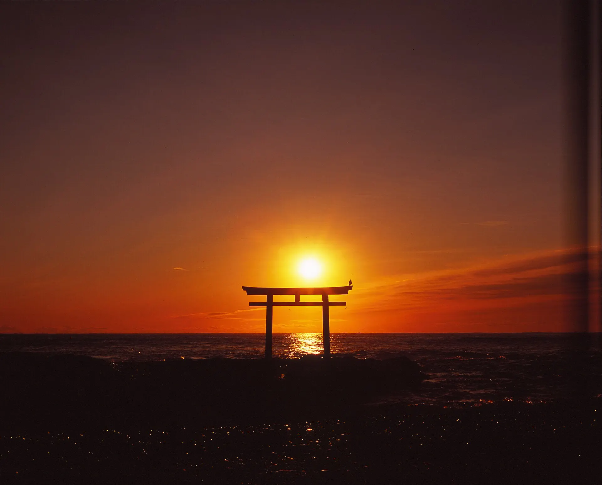 夕日に染まる琵琶湖と鳥居のシルエット