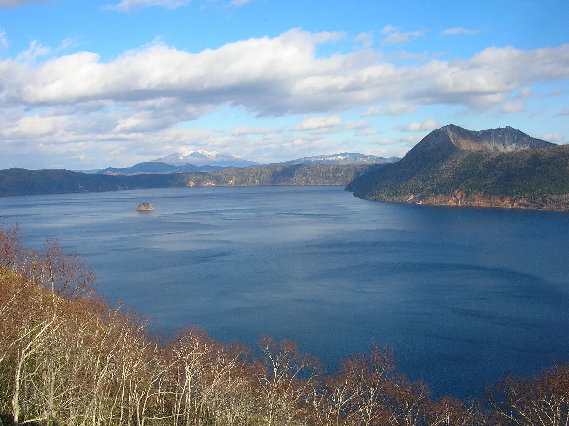 初冬の摩周湖と木々