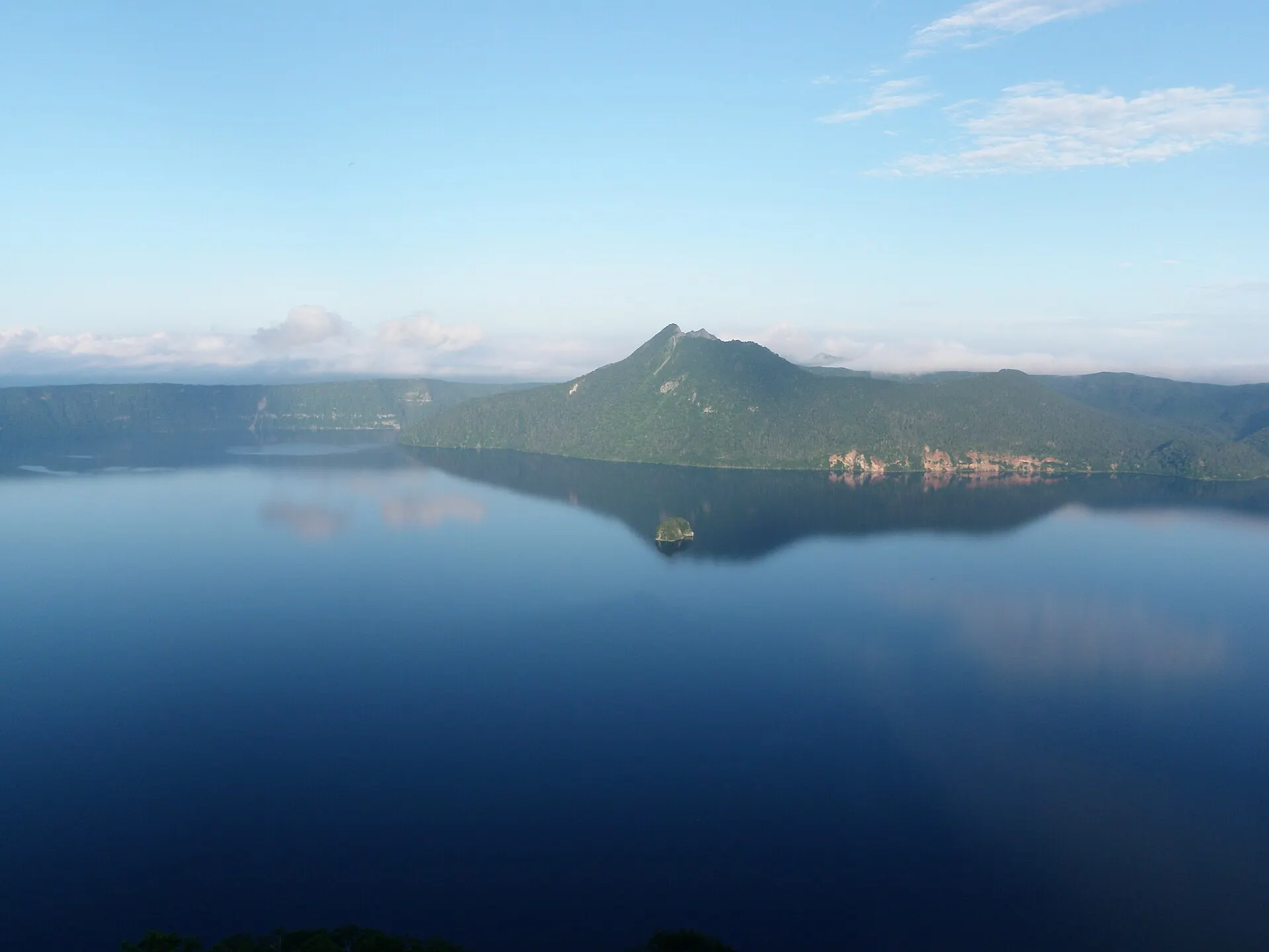 静かな湖面にカムイシュ島が浮かぶ摩周湖