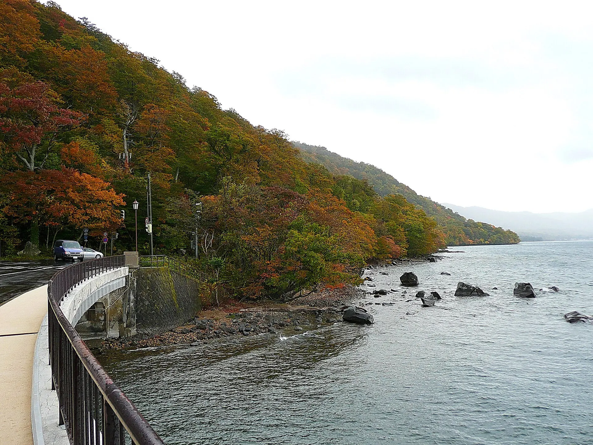 紅葉した湖畔の道と十和田湖