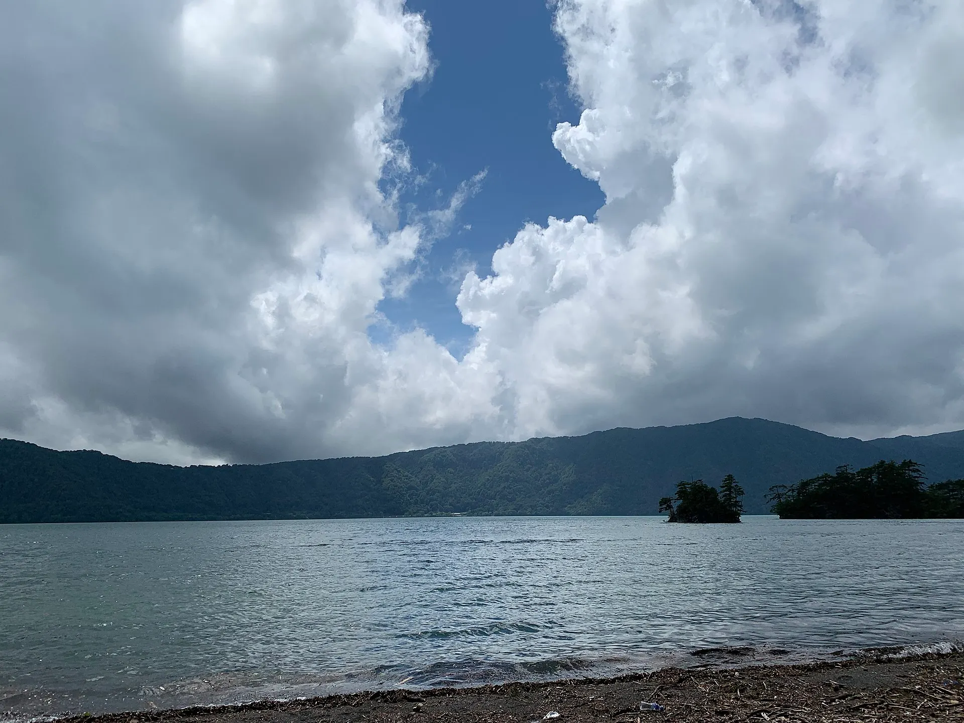夏雲の下に広がる十和田湖