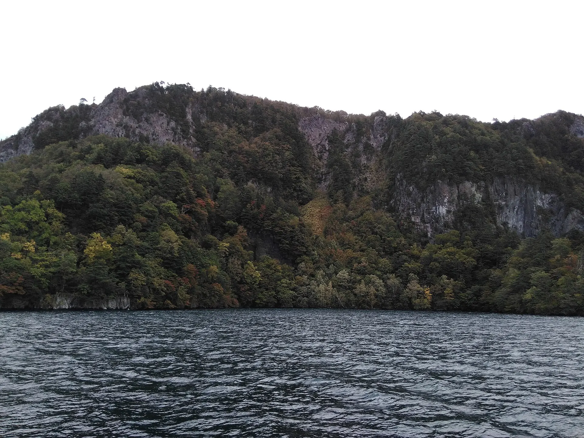 紅葉に包まれた十和田湖の岸壁