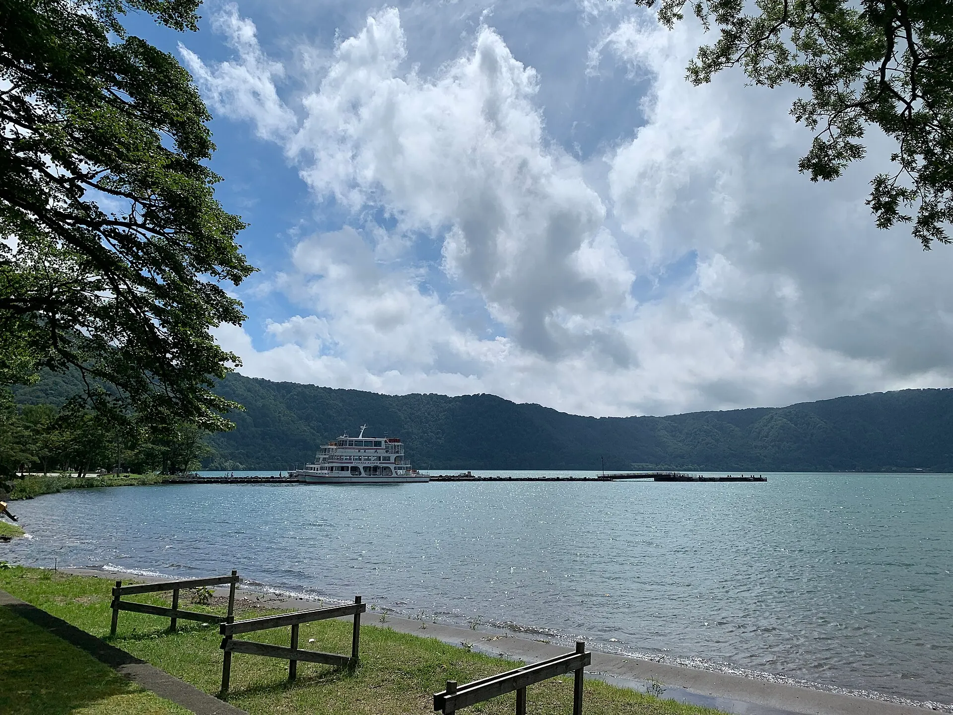 湖畔から見る十和田湖と遊覧船