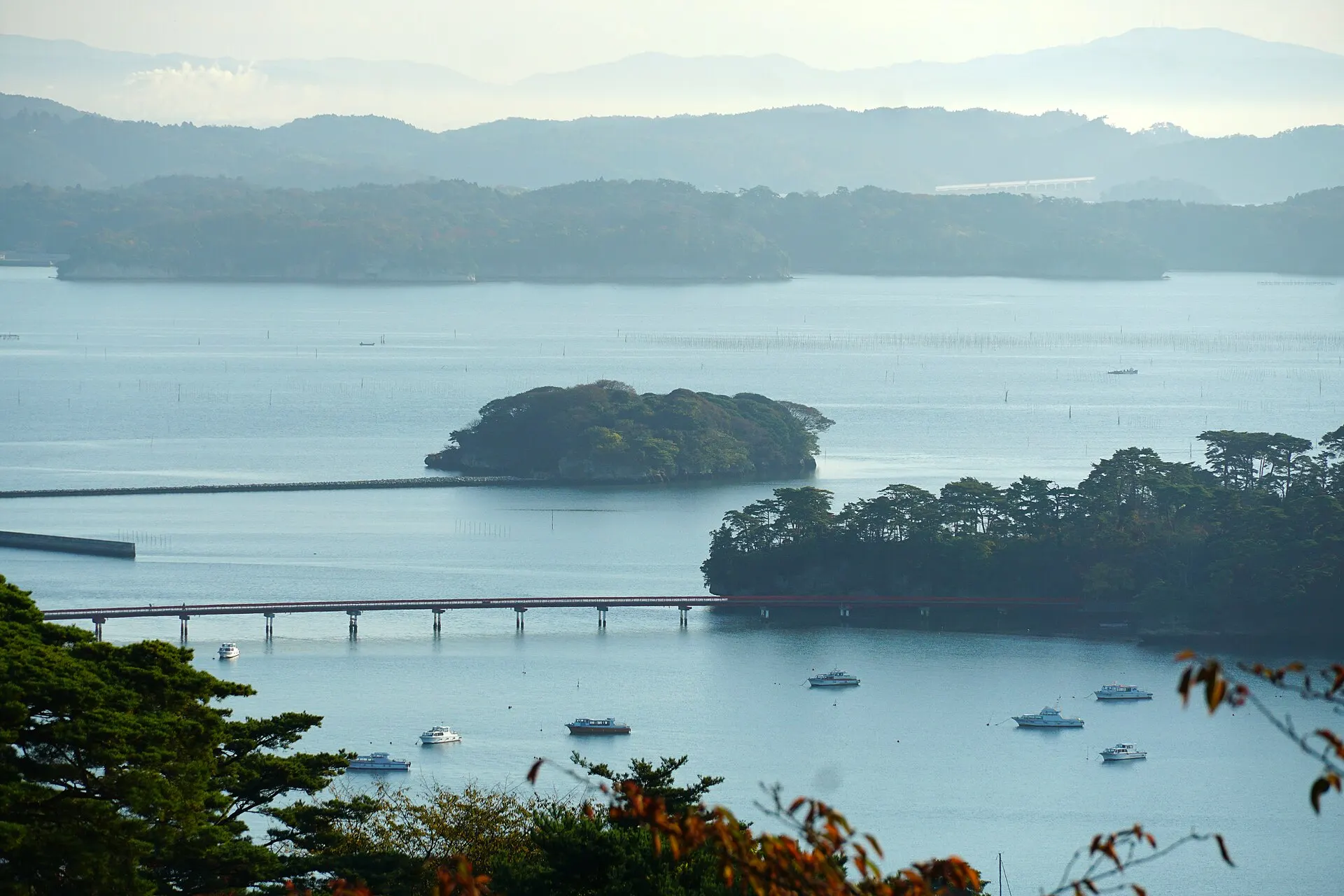 松島湾に浮かぶ島々と赤い橋
