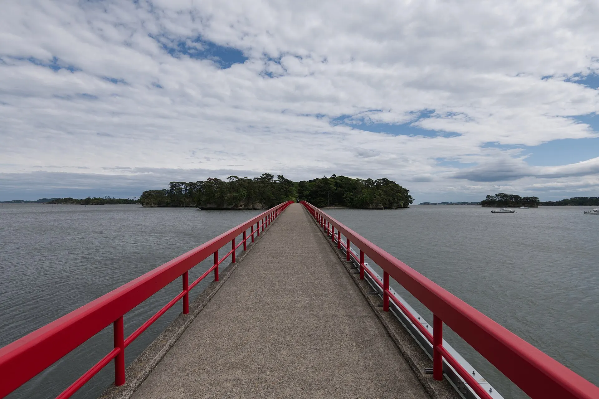 海の上へまっすぐ延びる赤い橋