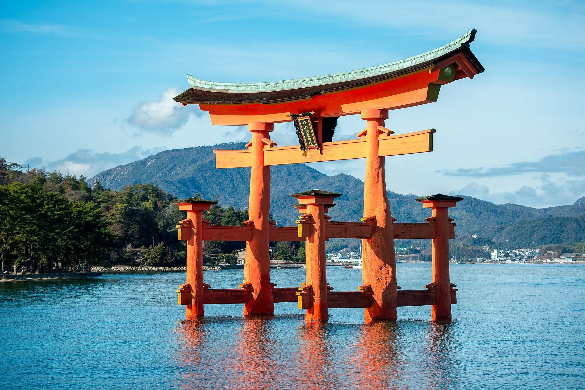 満潮の海に立つ厳島神社の朱色の大鳥居