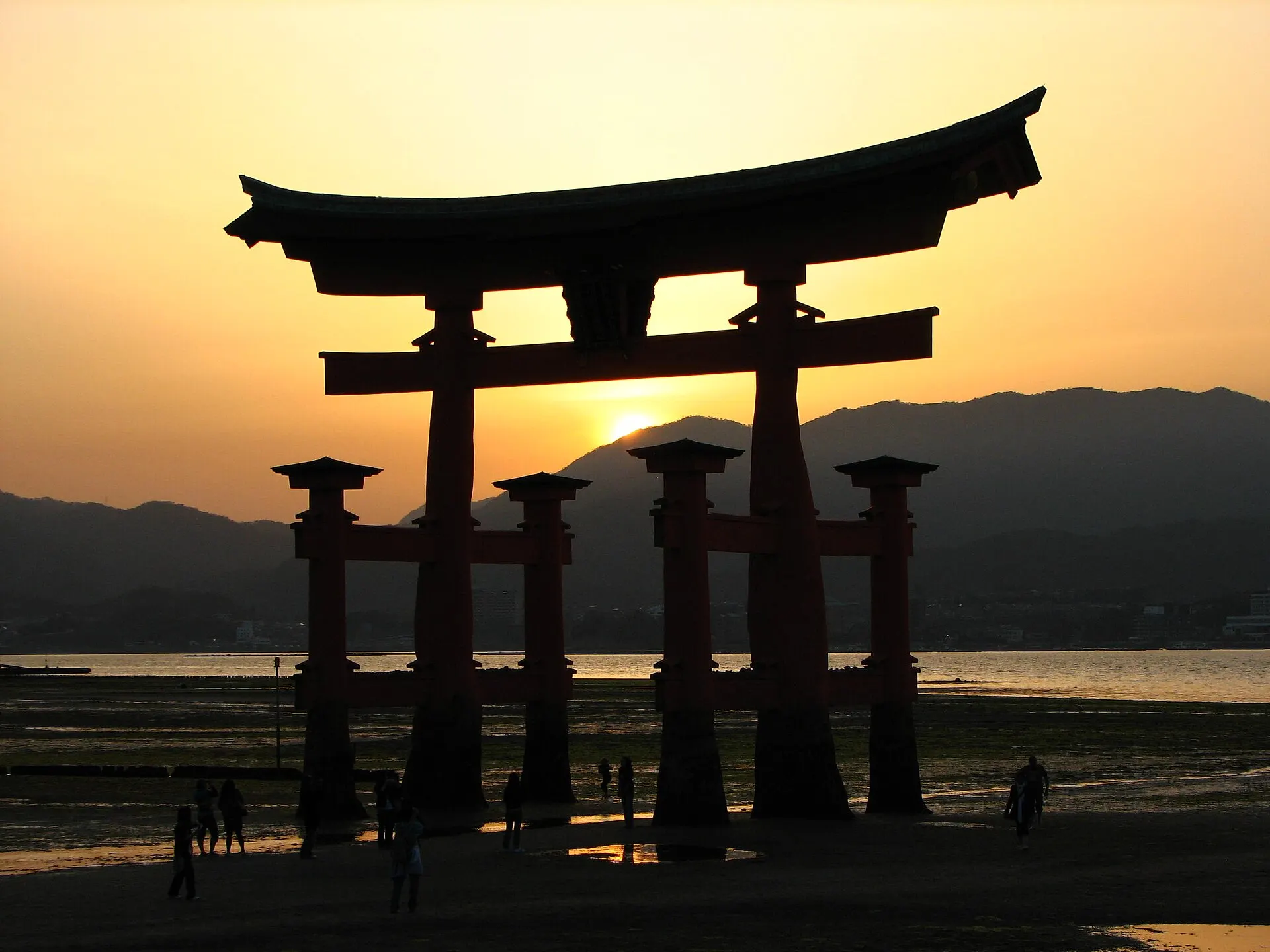 夕日を背にした厳島神社の大鳥居