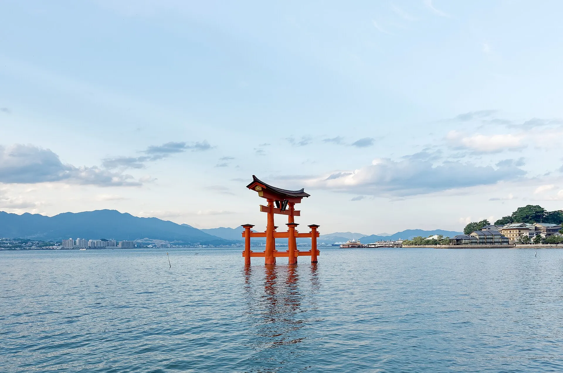 穏やかな海に立つ大鳥居