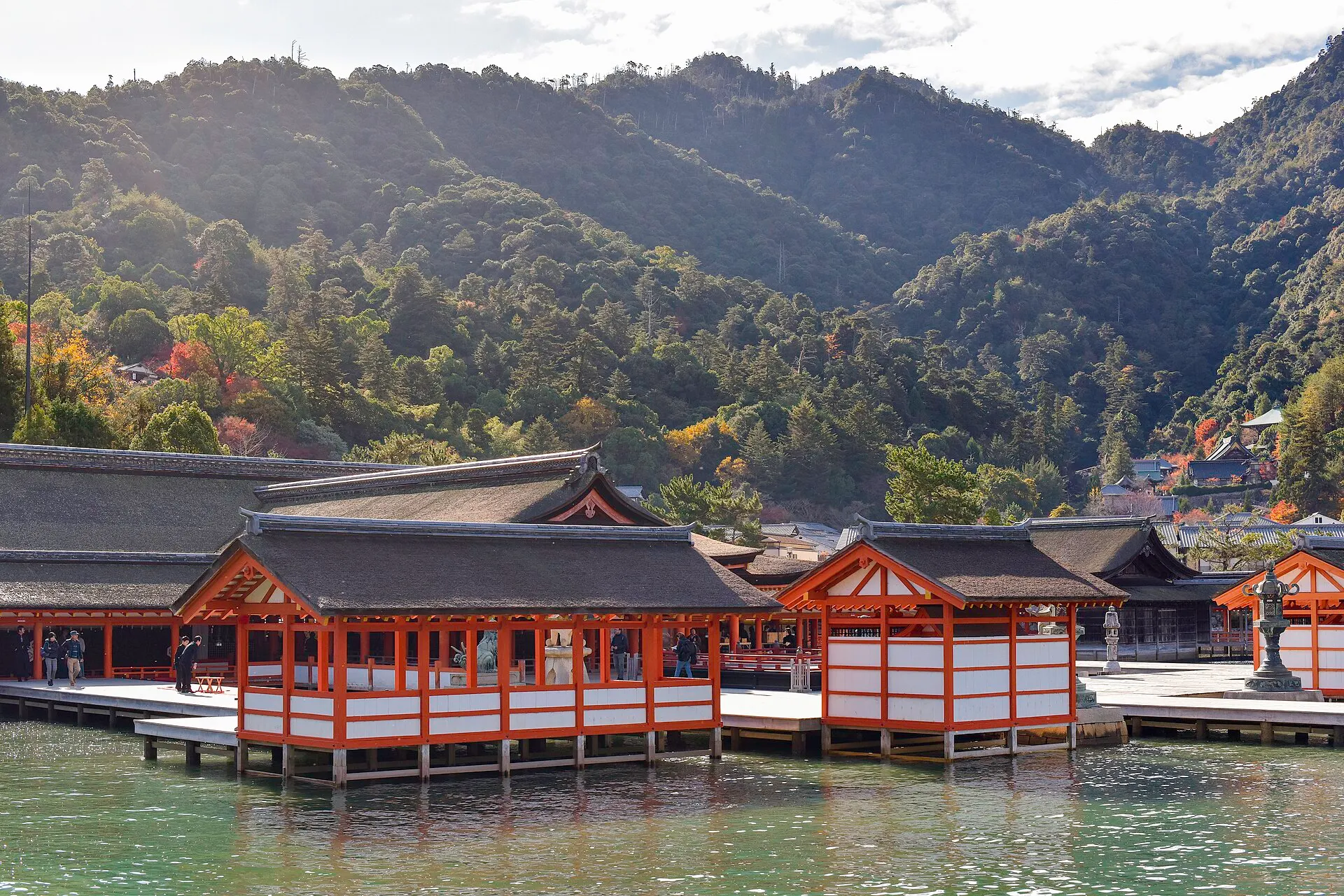 山を背に海上に広がる厳島神社の社殿