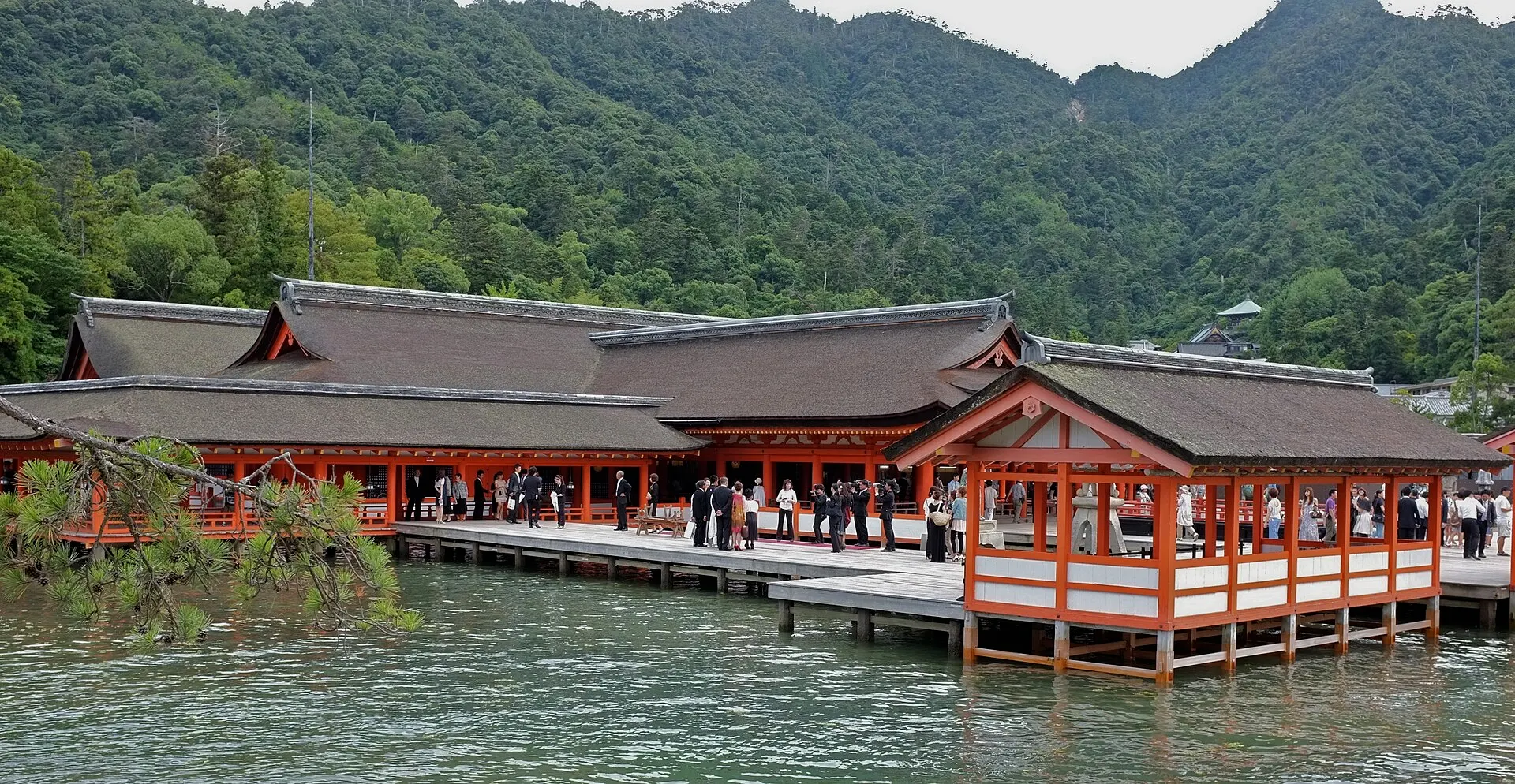 海に浮かぶように建つ厳島神社の回廊