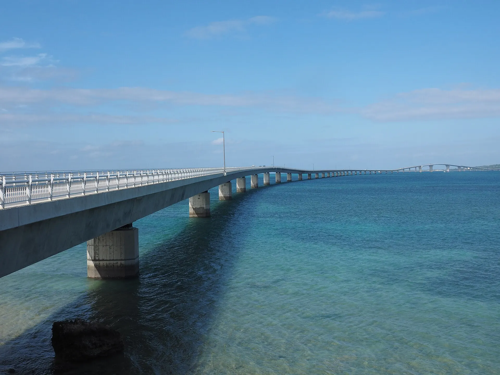 海の上を延びる伊良部大橋
