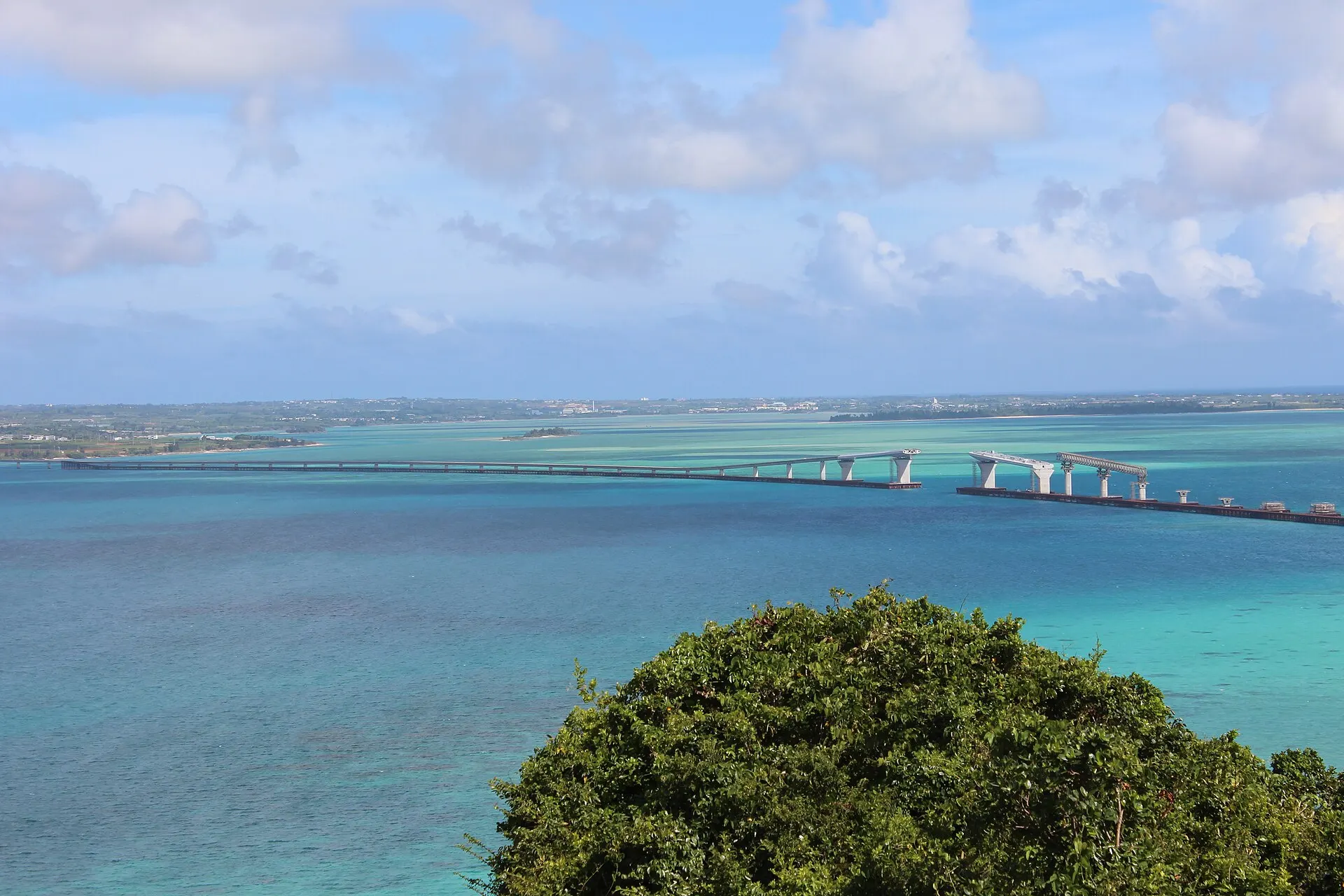 高台から見る伊良部大橋と青い海