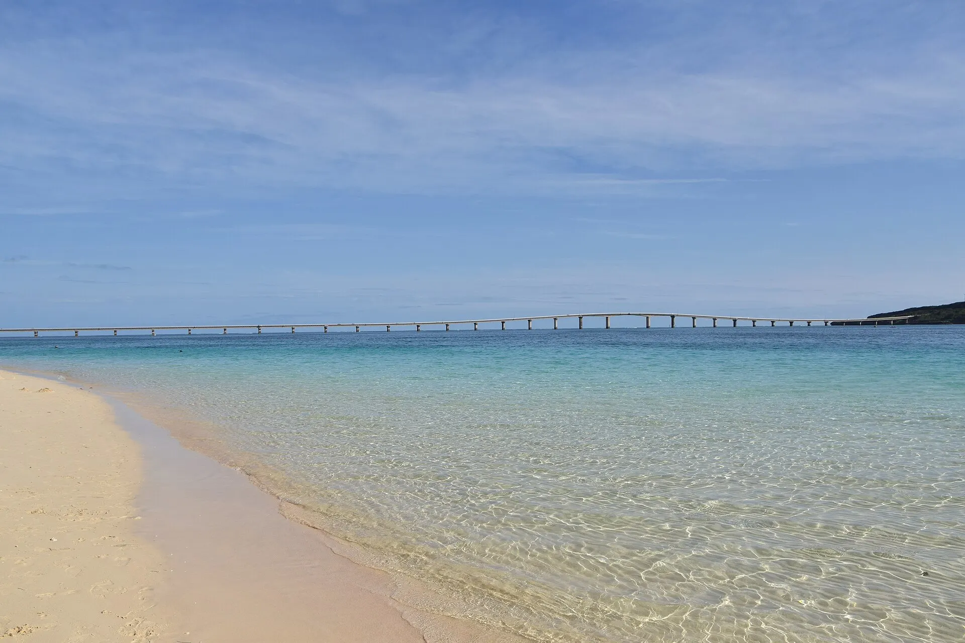 遠浅の海と白い砂浜