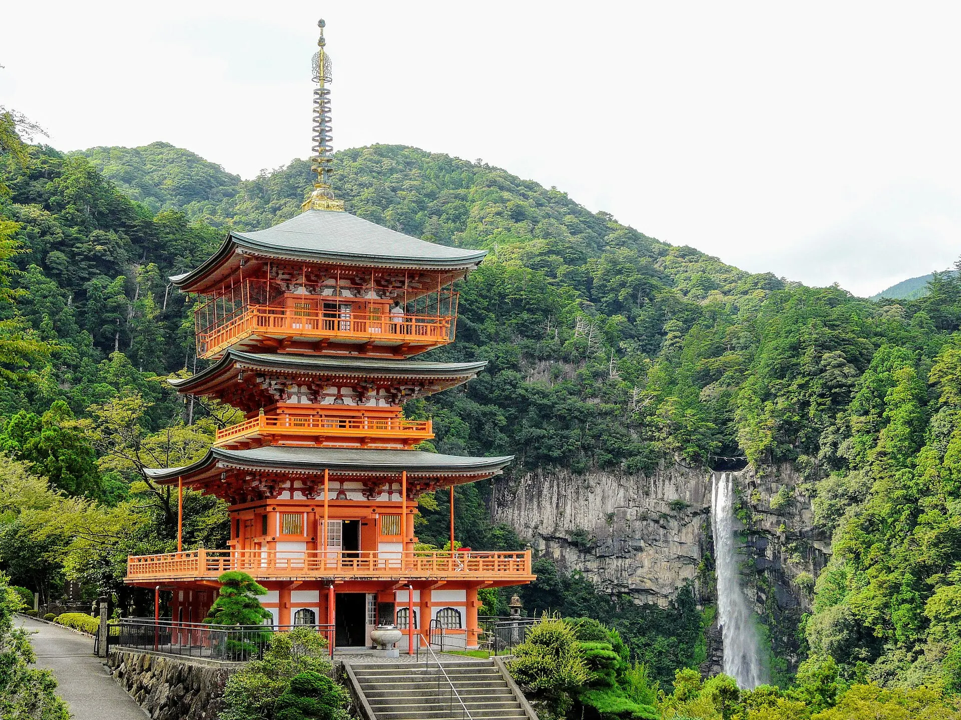 青岸渡寺の三重塔と那智の滝