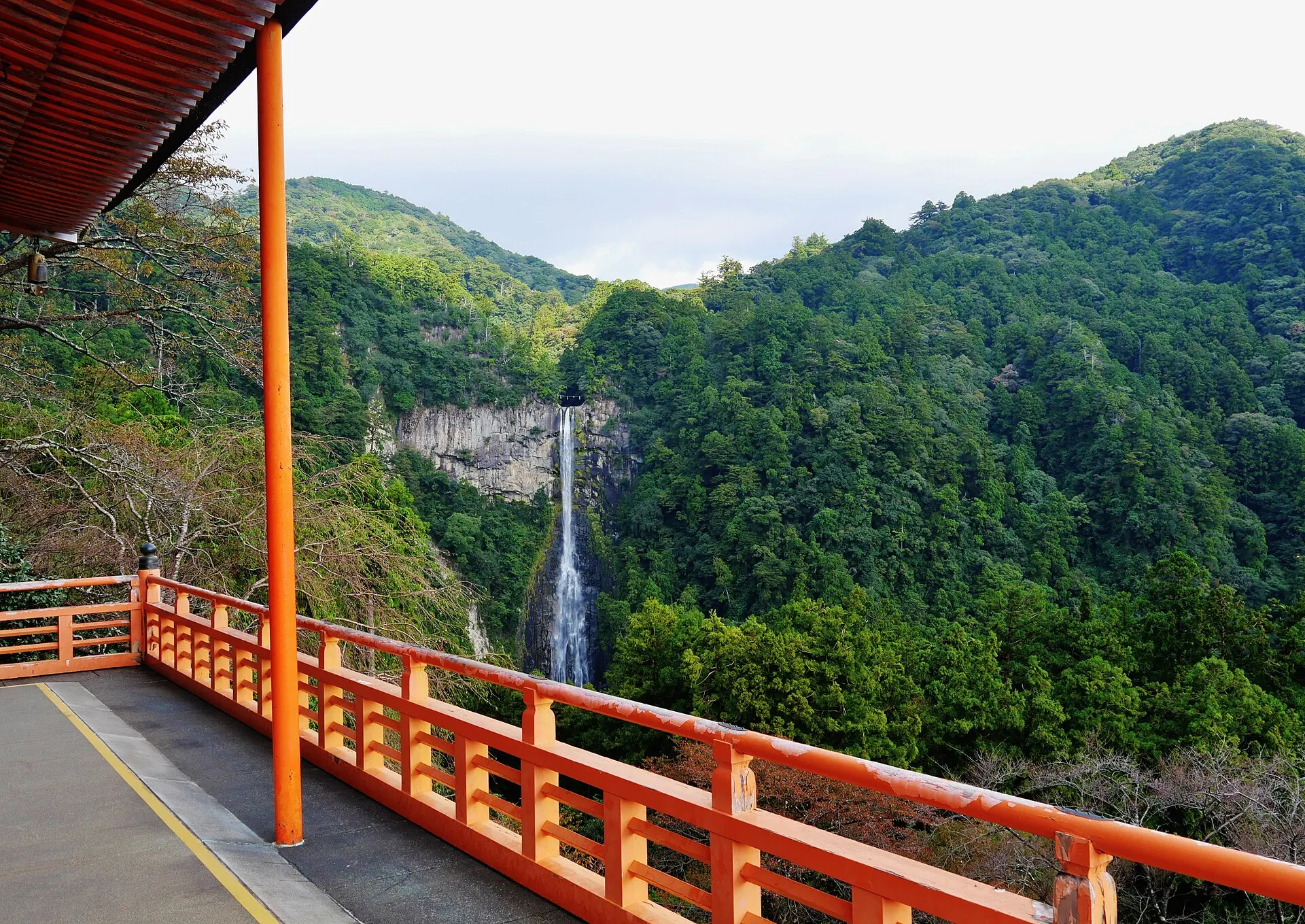 朱の欄干越しに見る那智の滝