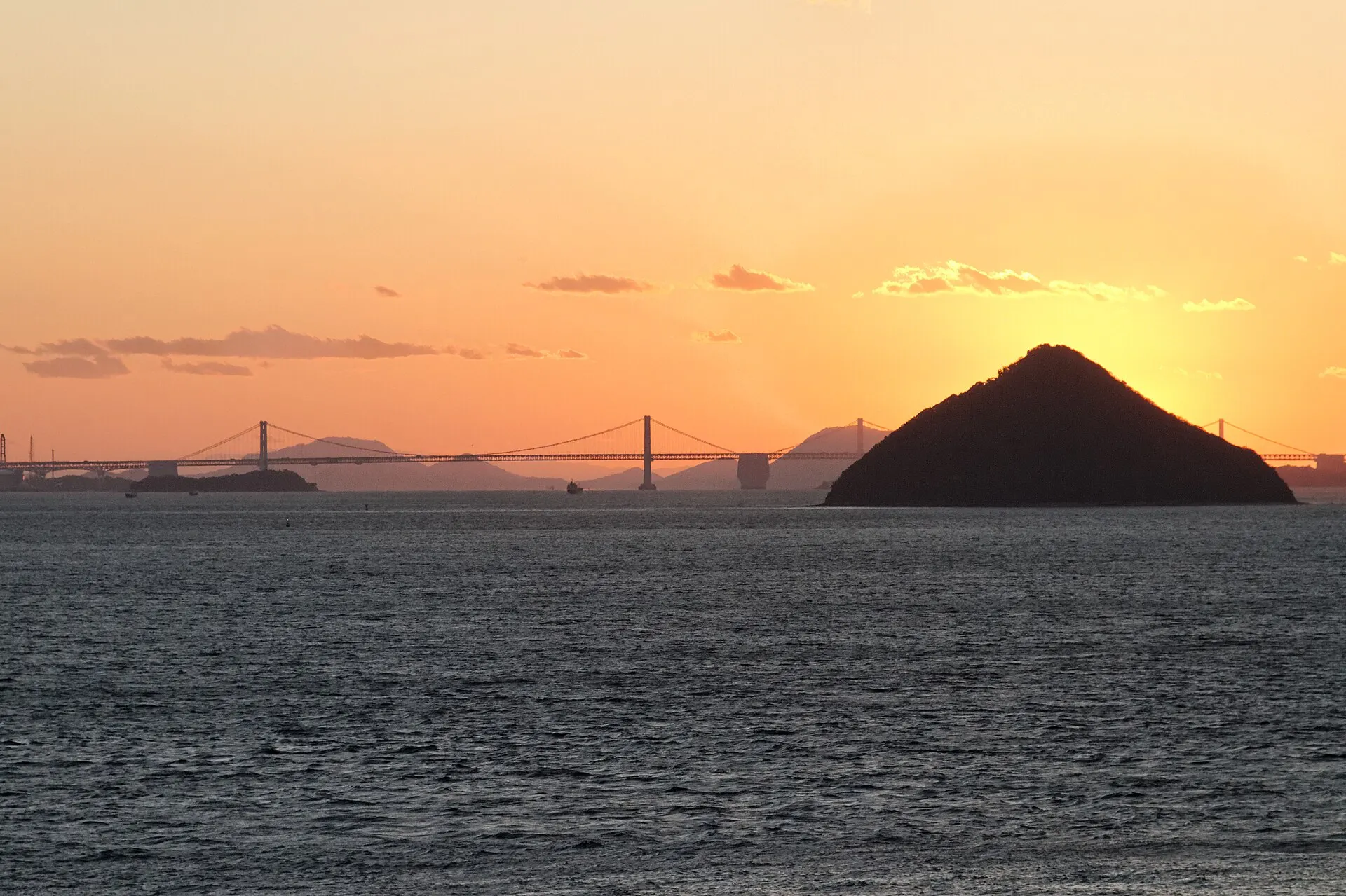 夕日が沈む瀬戸内海の島影