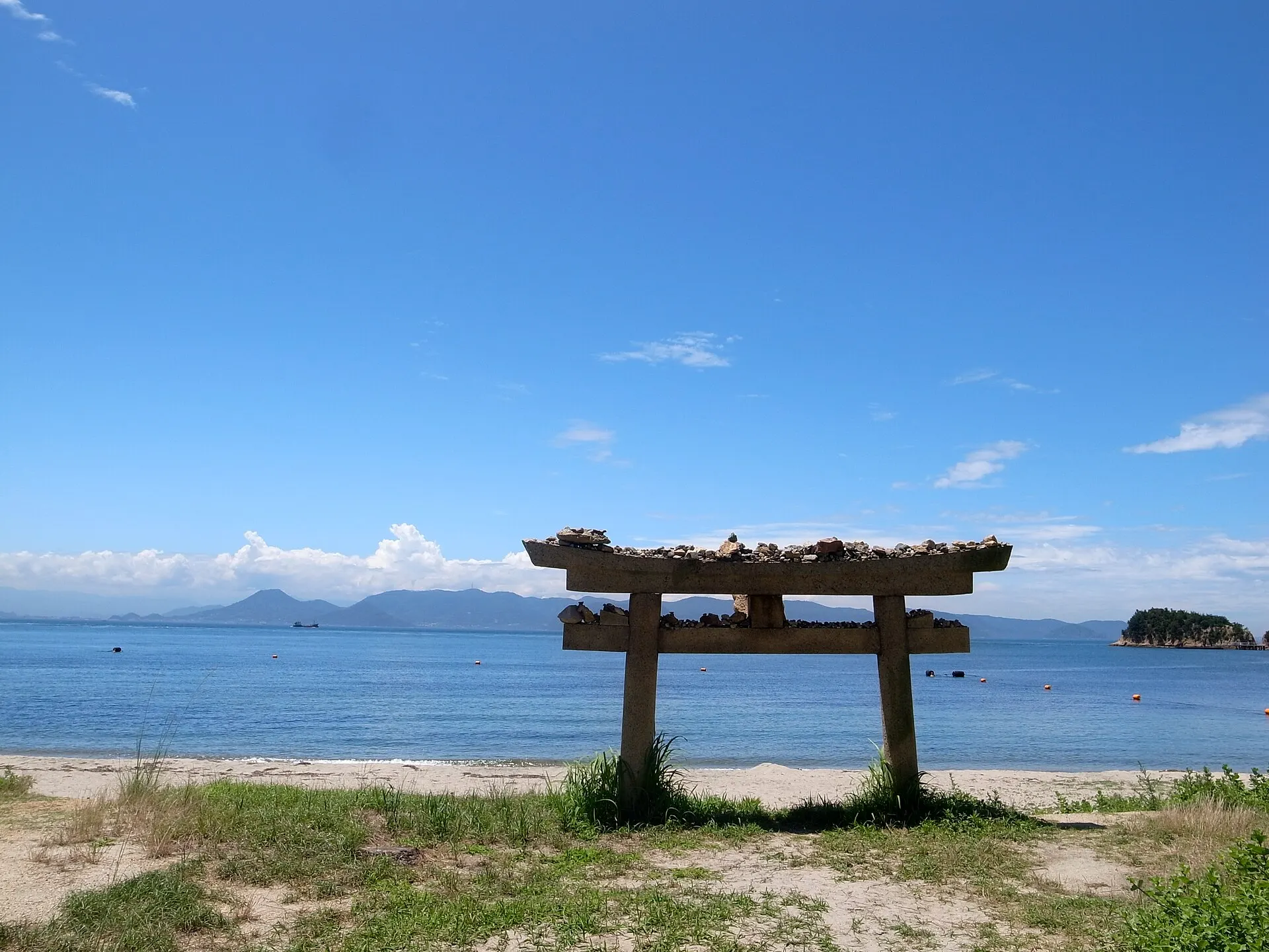 浜辺の鳥居と瀬戸内海