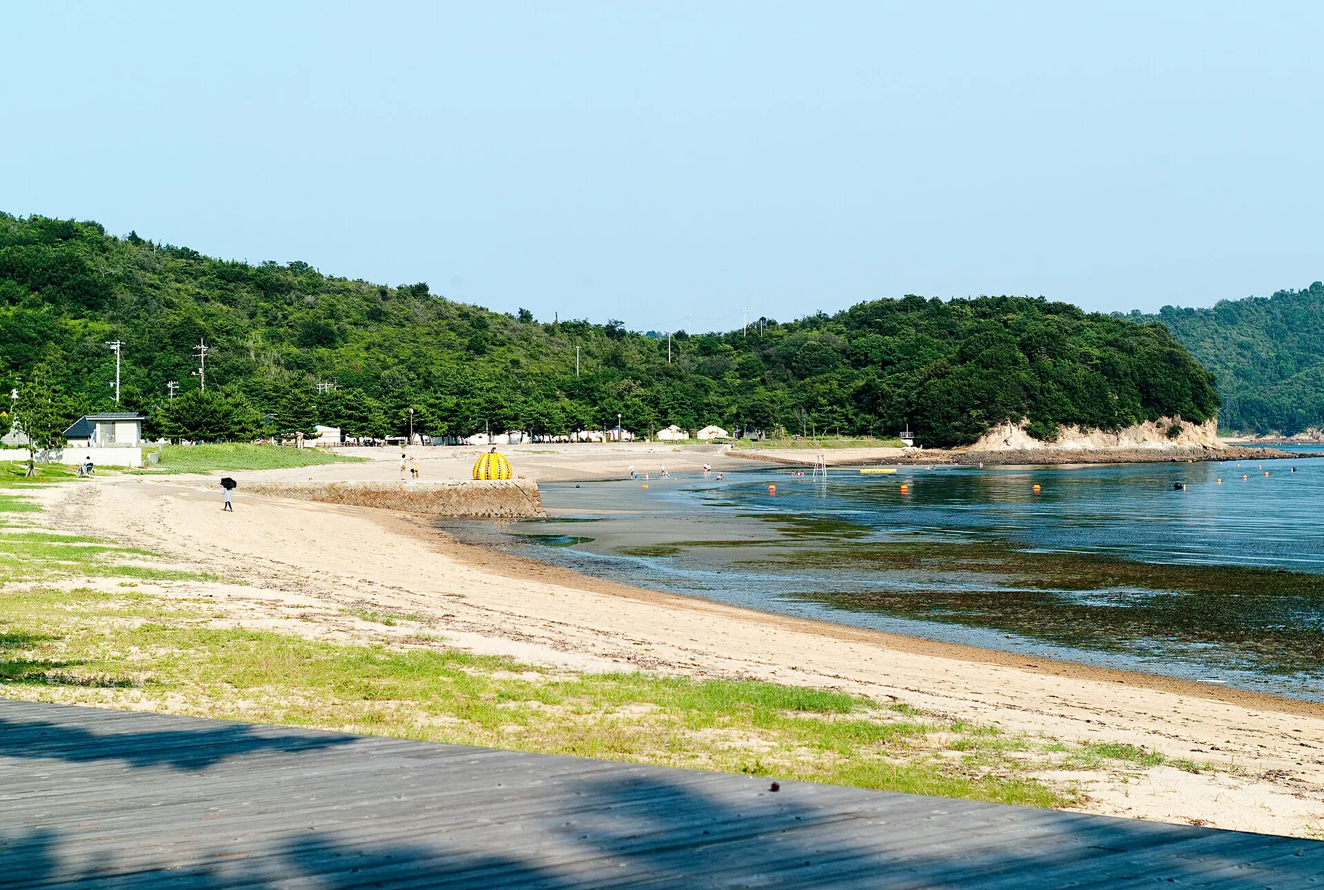 直島の白い浜辺と穏やかな海