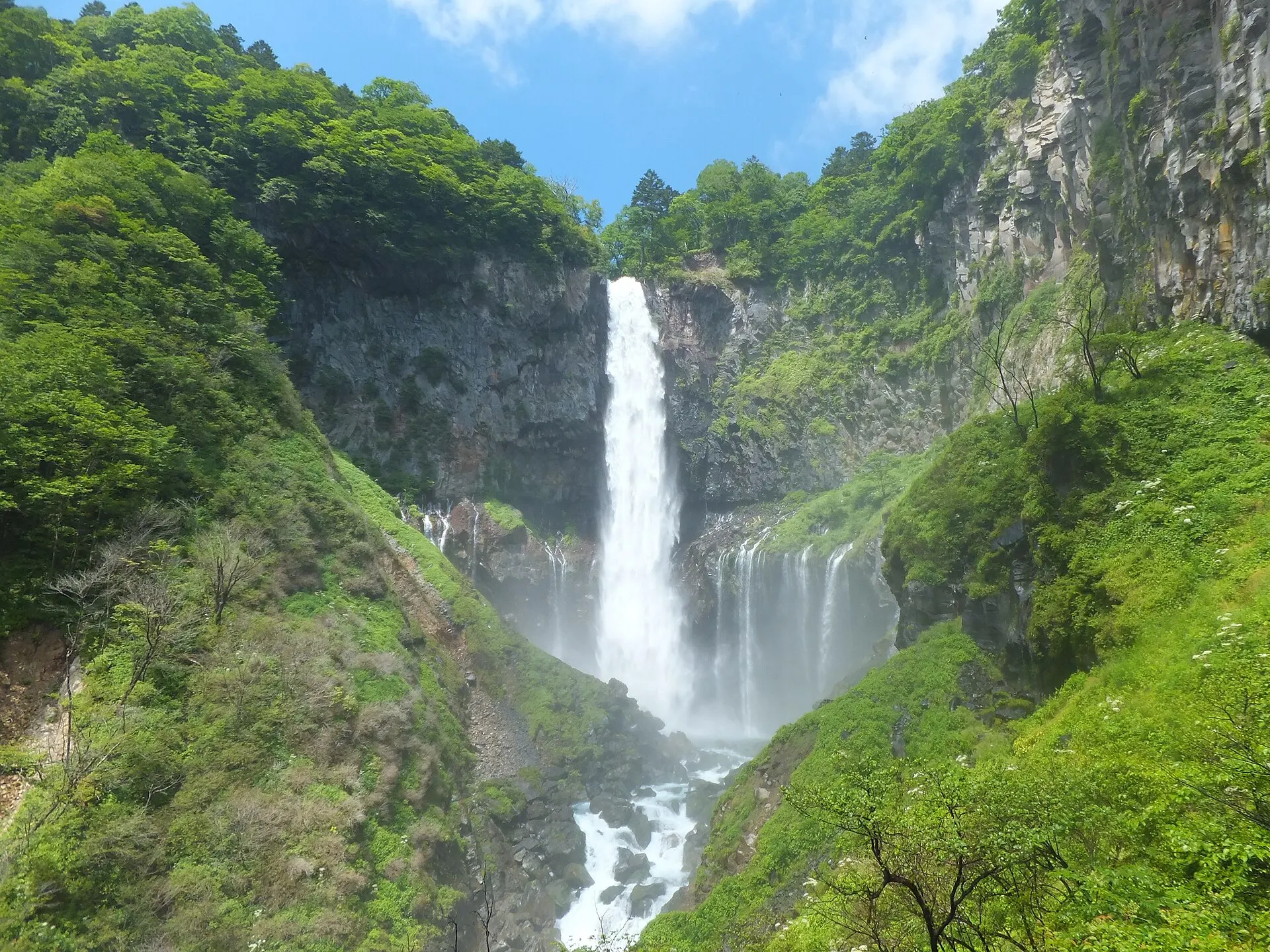 新緑の断崖を落ちる華厳滝