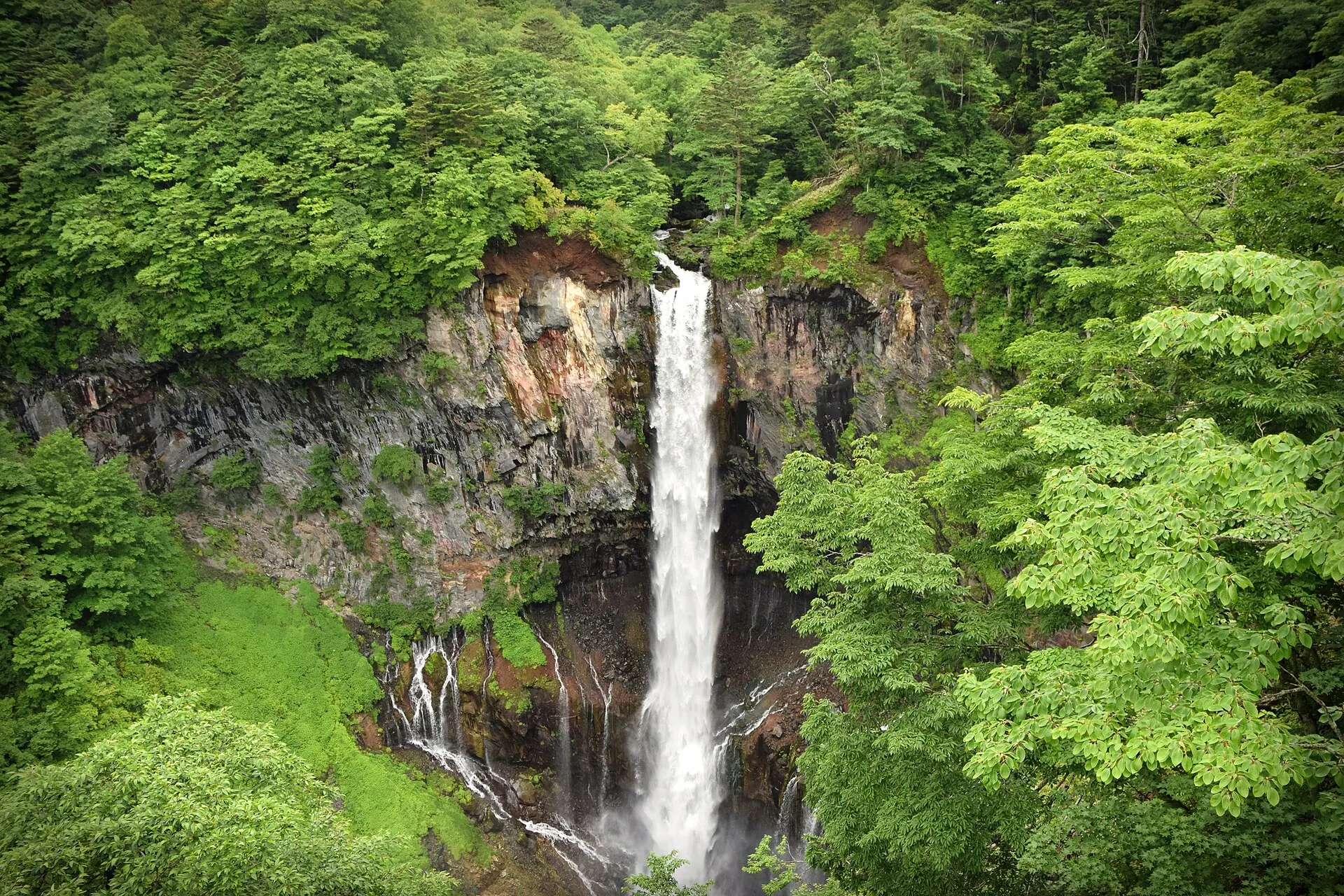 緑の森に囲まれた華厳滝