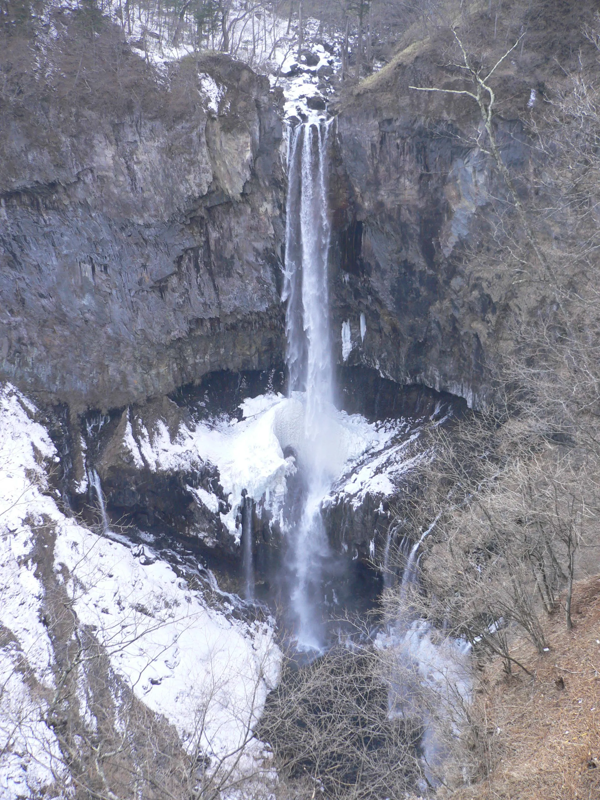 雪と氷に囲まれた冬の華厳滝