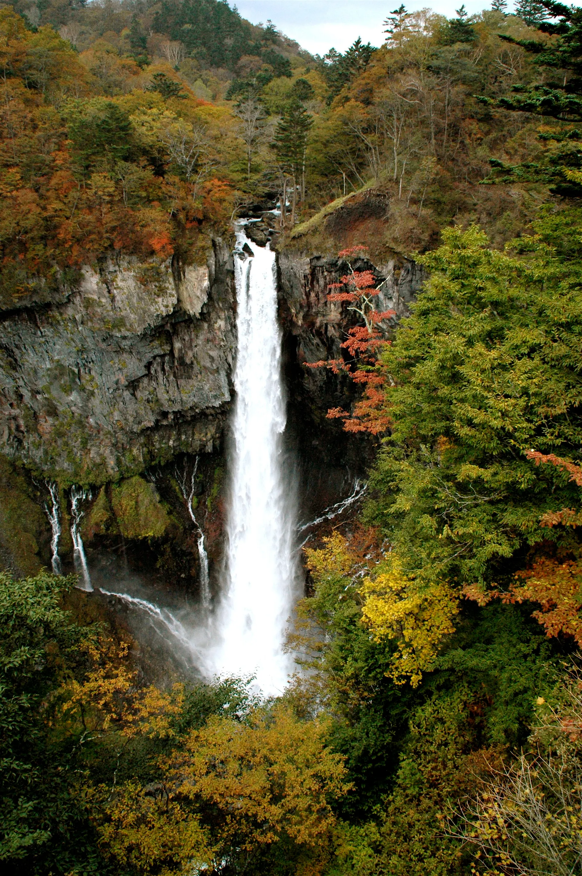 紅葉の中を流れ落ちる華厳滝